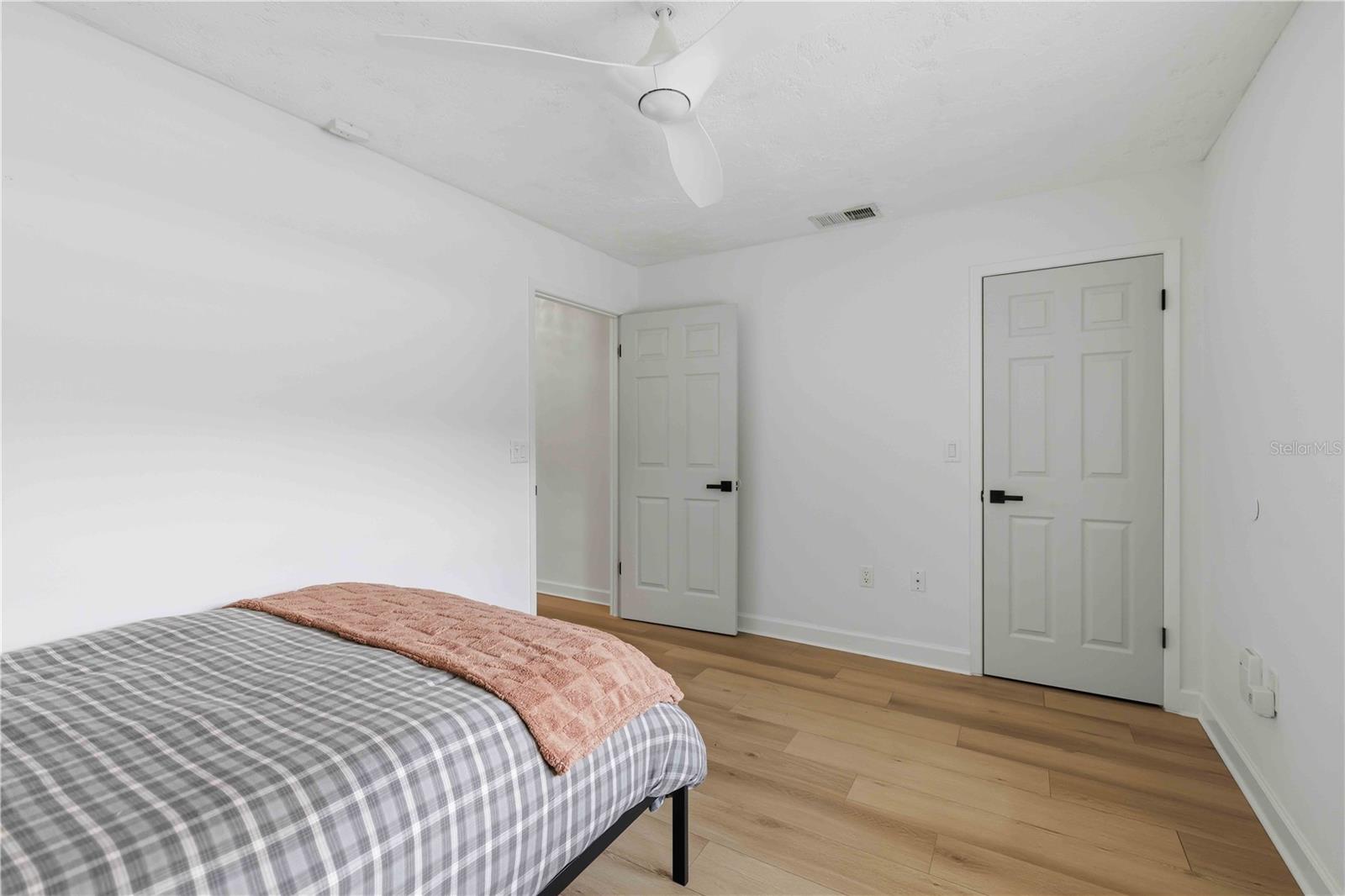 7402 CASTLE DR — photo 27