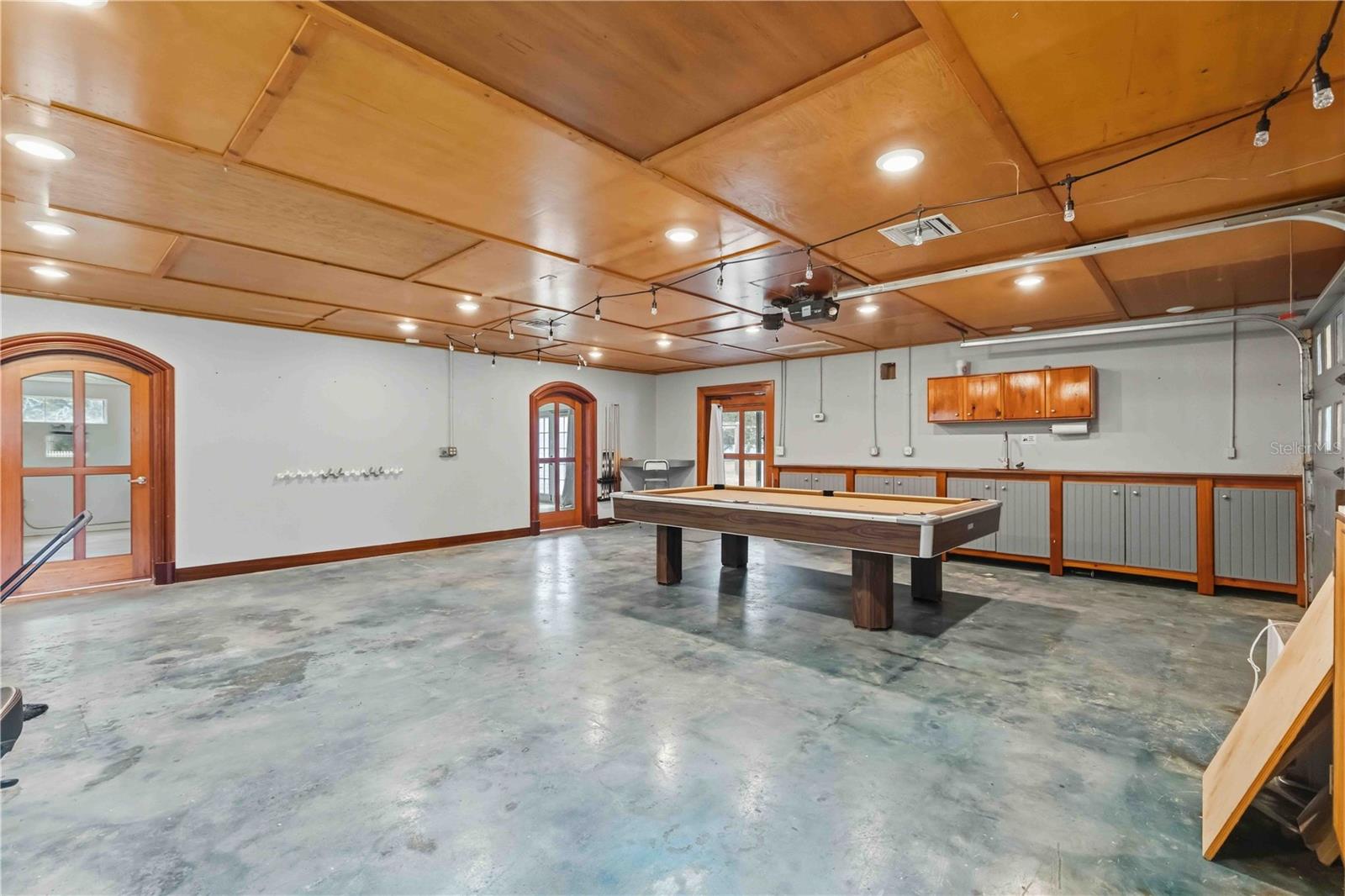7402 CASTLE DR — photo 36