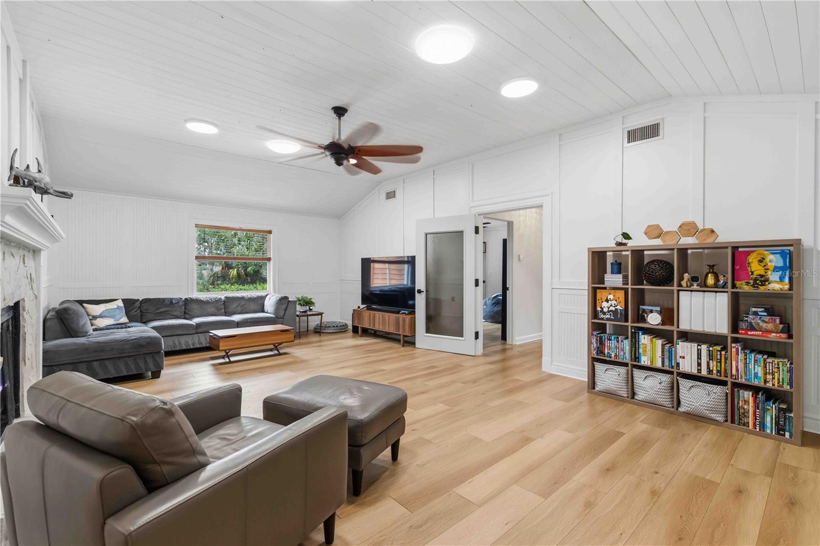 7402 CASTLE DR — photo 21