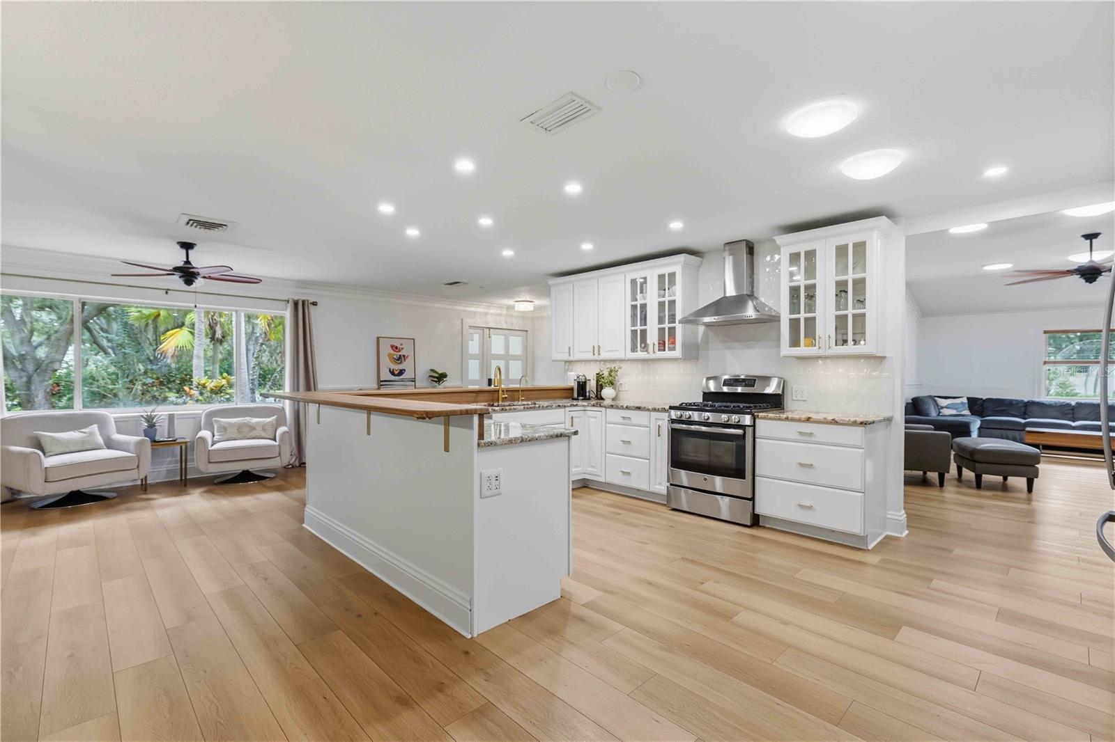 7402 CASTLE DR — photo 9