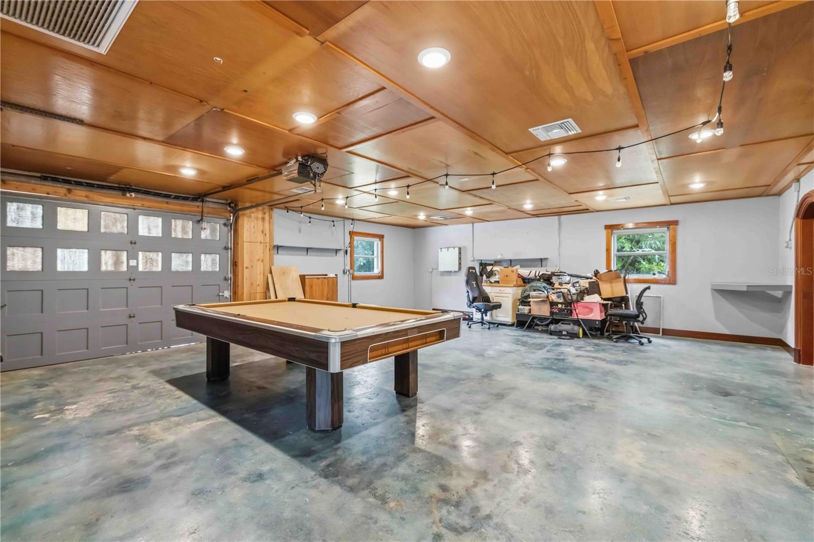 7402 CASTLE DR — photo 37