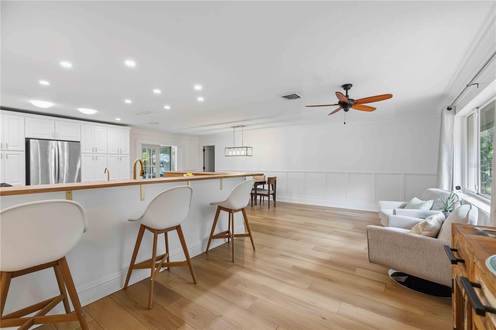 7402 CASTLE DR — photo 11