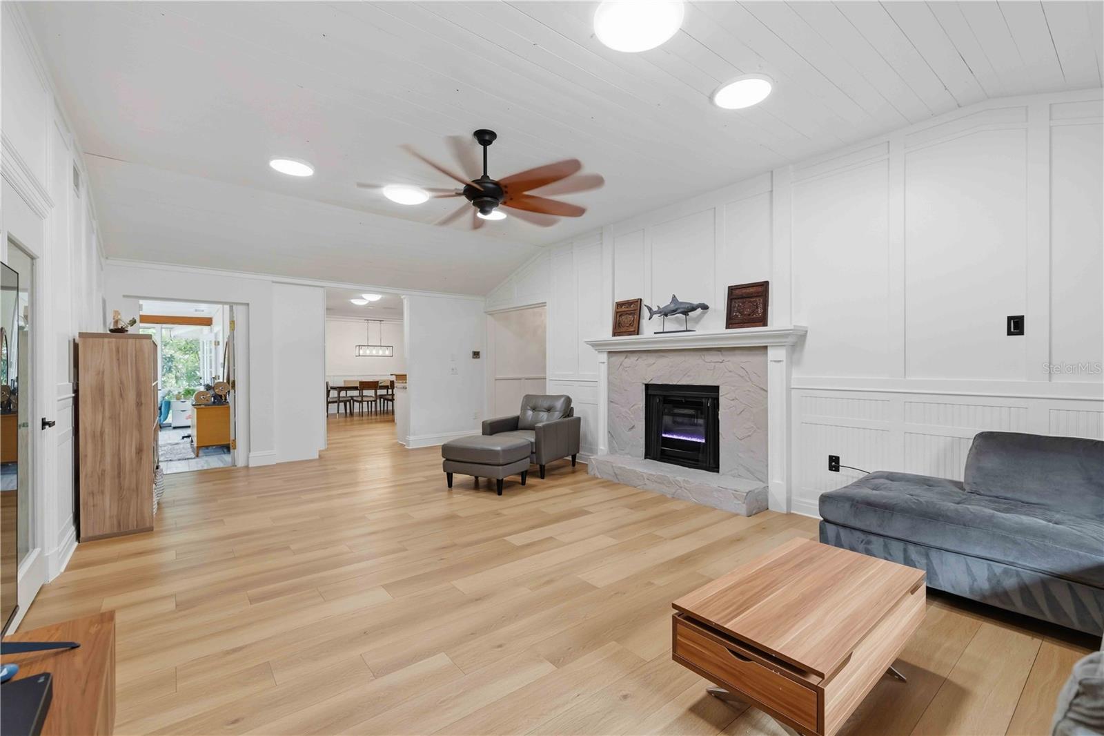 7402 CASTLE DR — photo 20