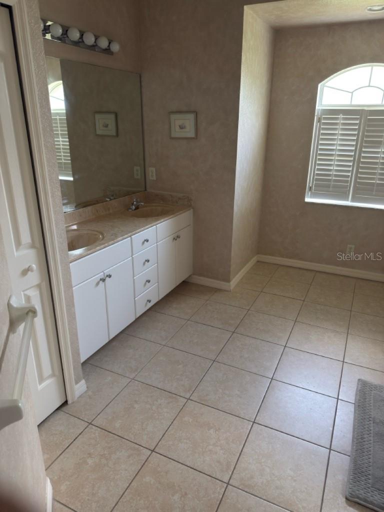 4258 MERMELL CIR — photo 3
