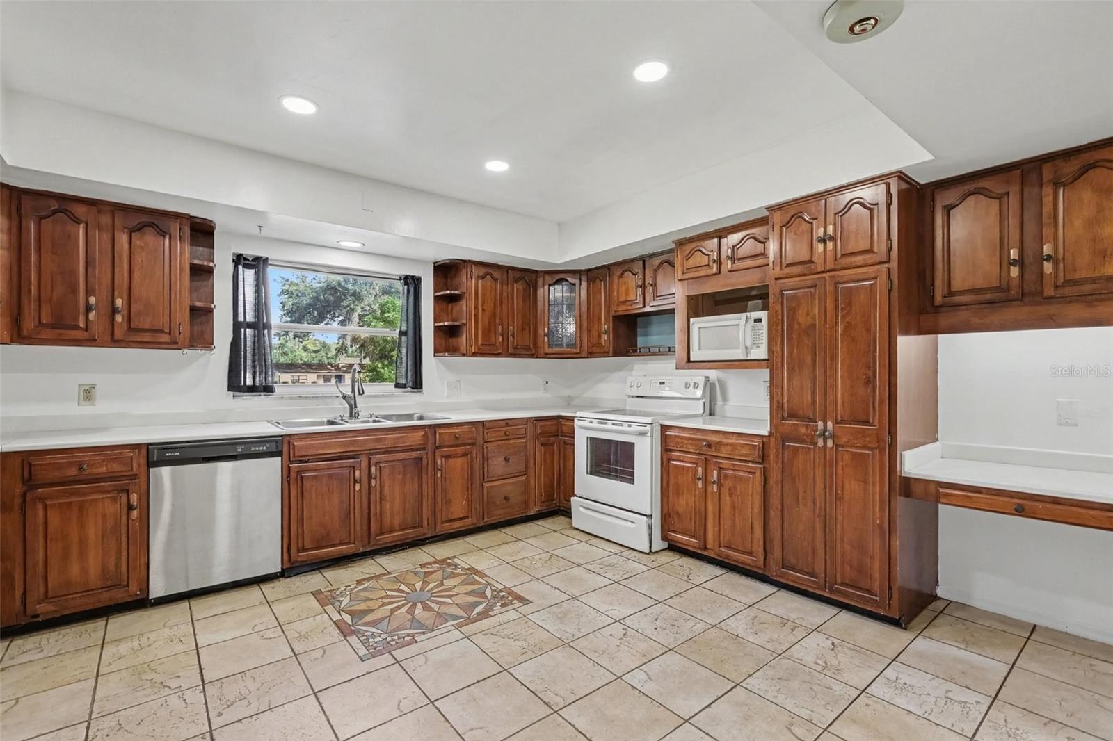 404 E MORGAN ST — photo 9