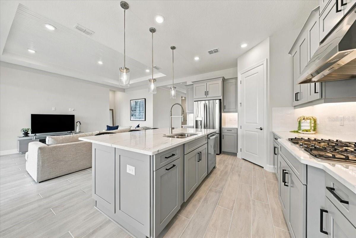 13705 IONA AVE — photo 18