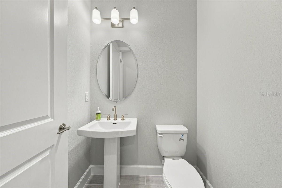 13705 IONA AVE — photo 37