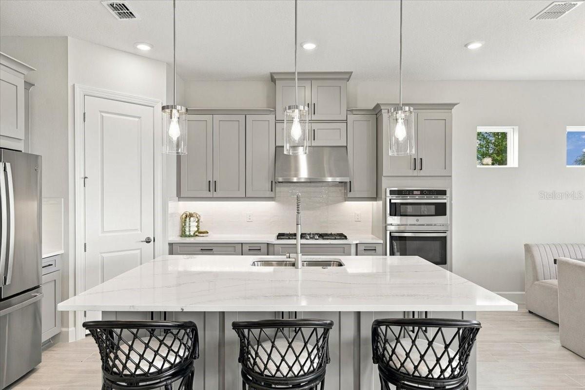 13705 IONA AVE — photo 11