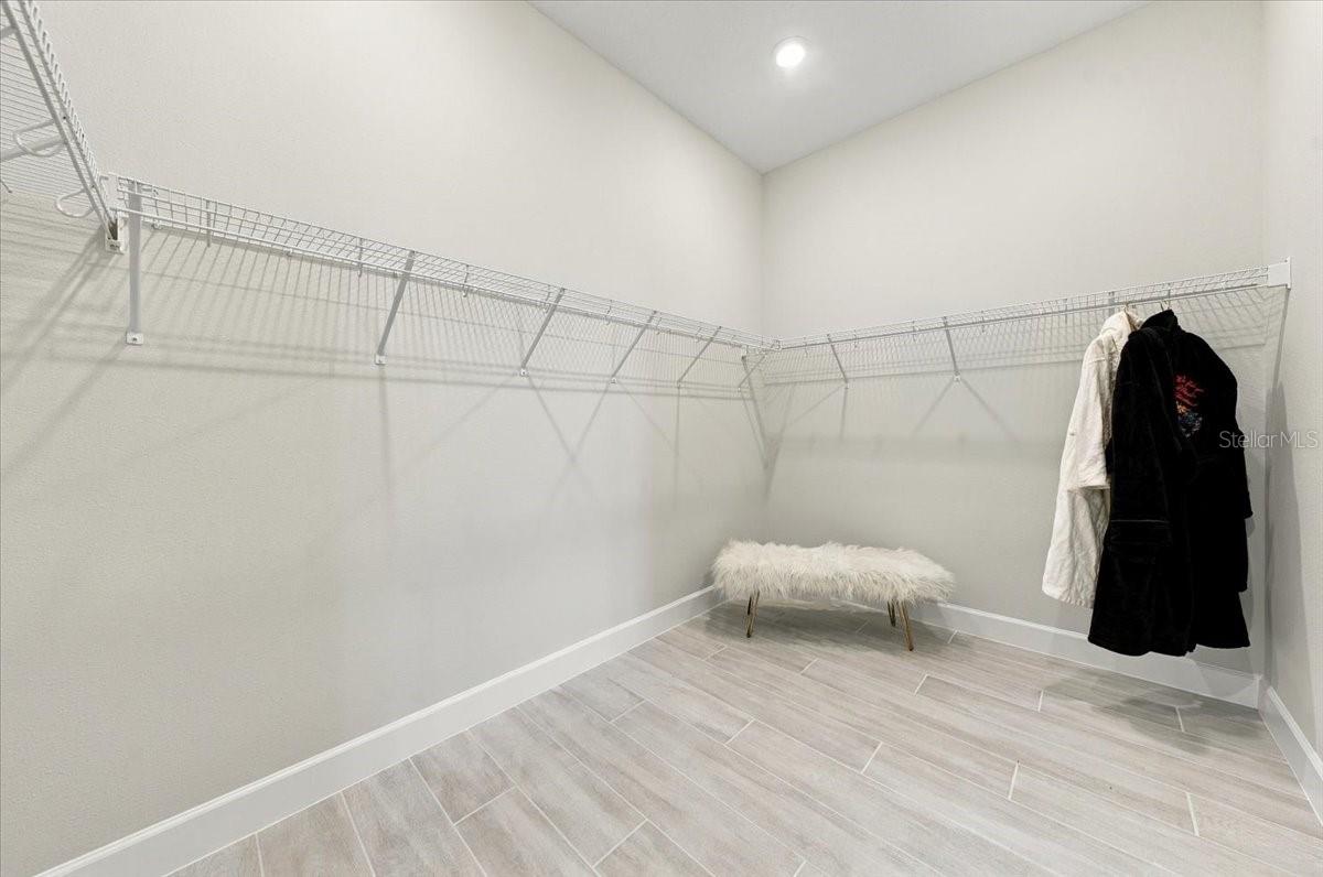 13705 IONA AVE — photo 28