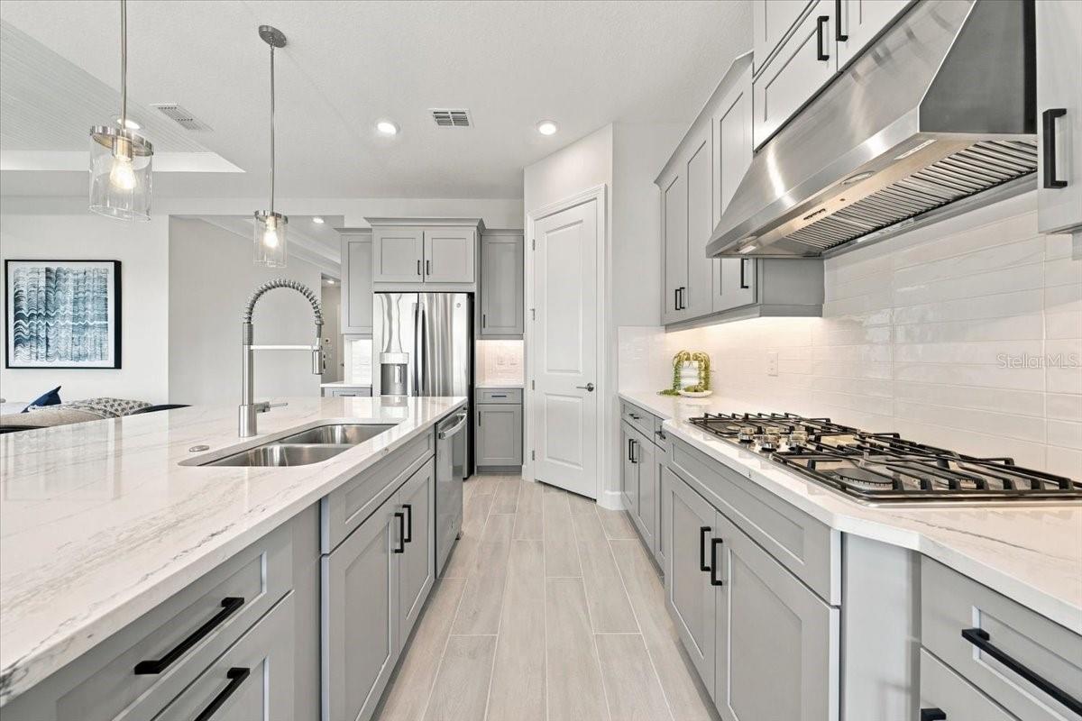 13705 IONA AVE — photo 19