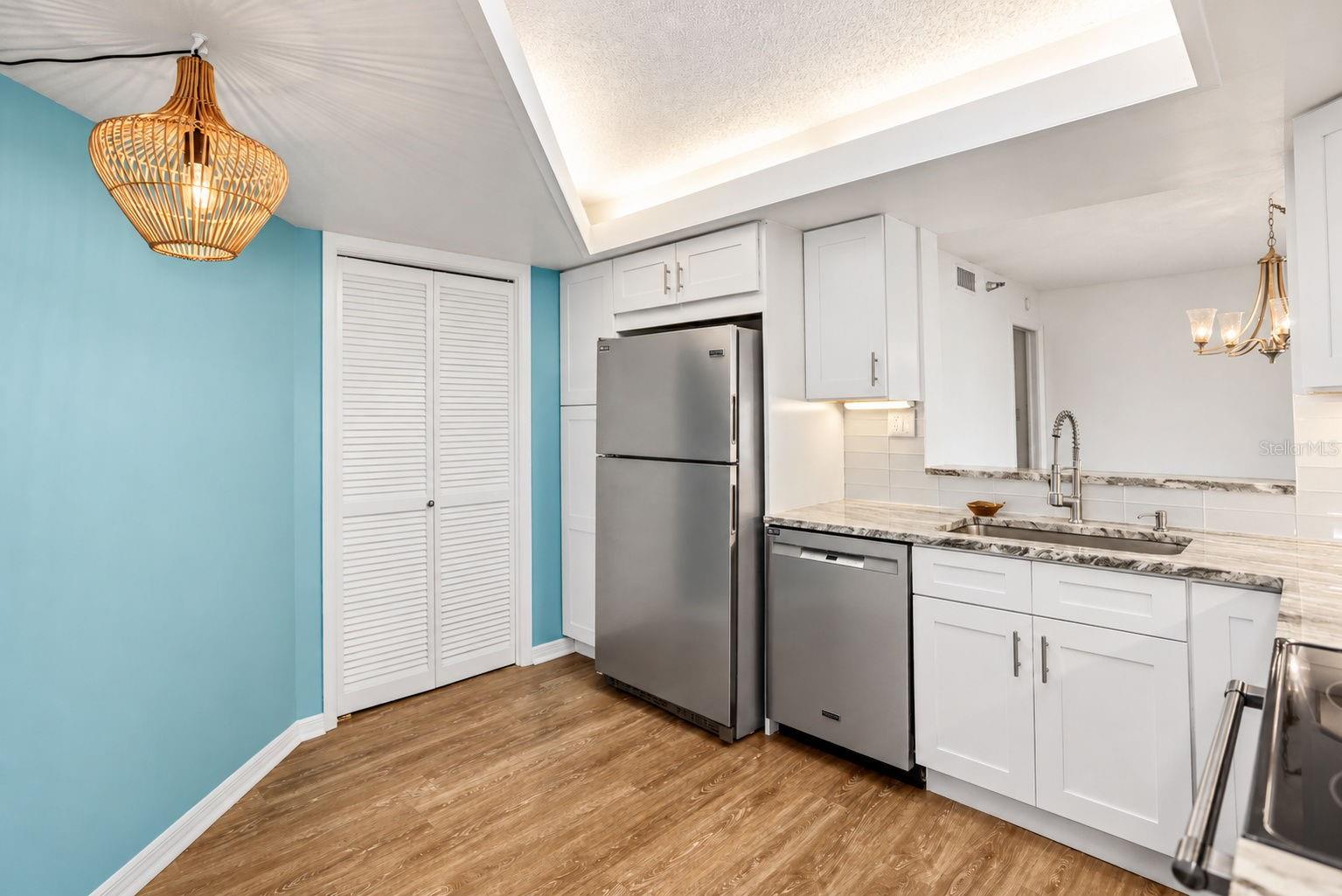 690 ISLAND WAY #606 — photo 8