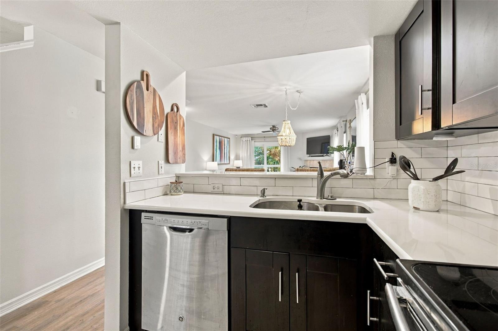 405 MADEIRA CIR — photo 16