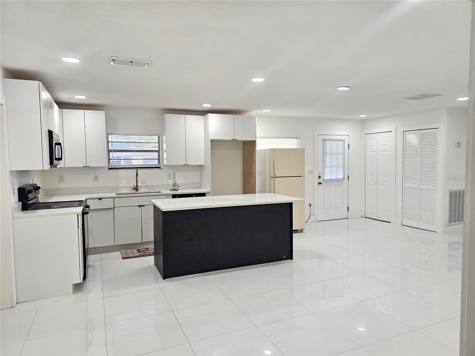 6125 LIBERTY AVE — photo 3