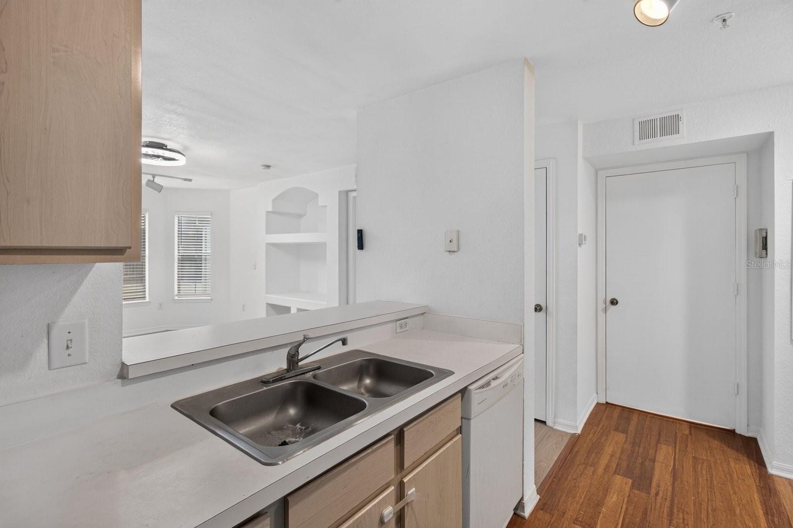 8513 ISLAND BREEZE LN #207 — photo 9