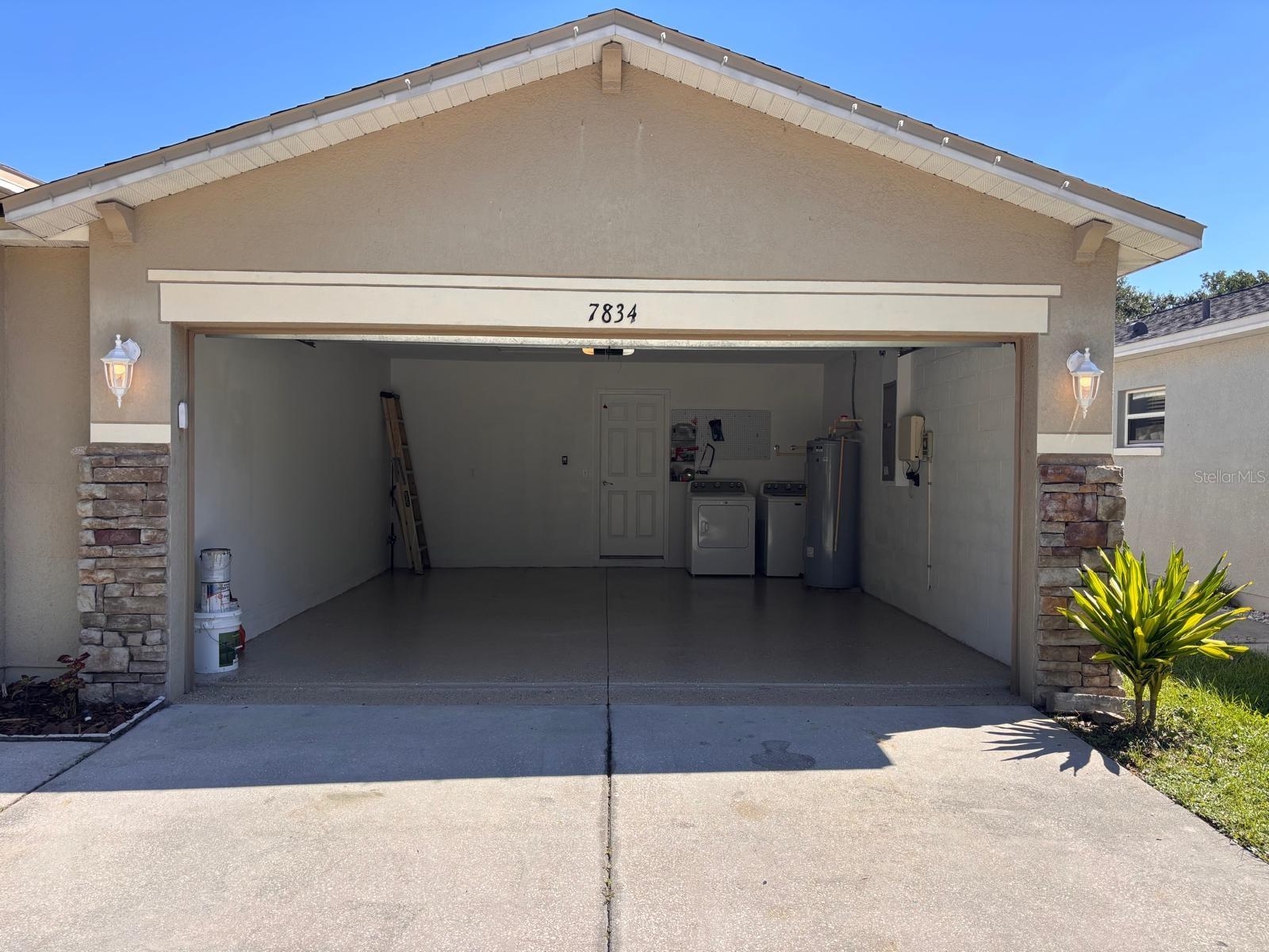 7834 CARRIAGE POINTE DR — photo 2