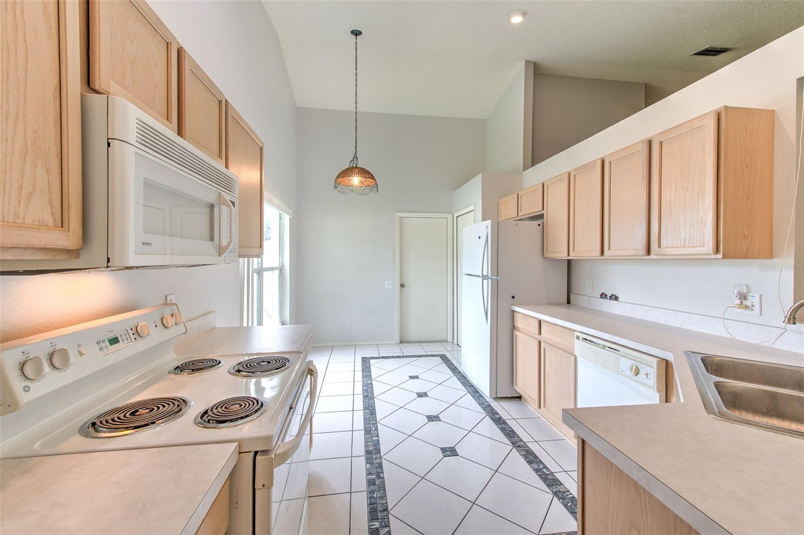235 LAKEWAY LN — photo 11