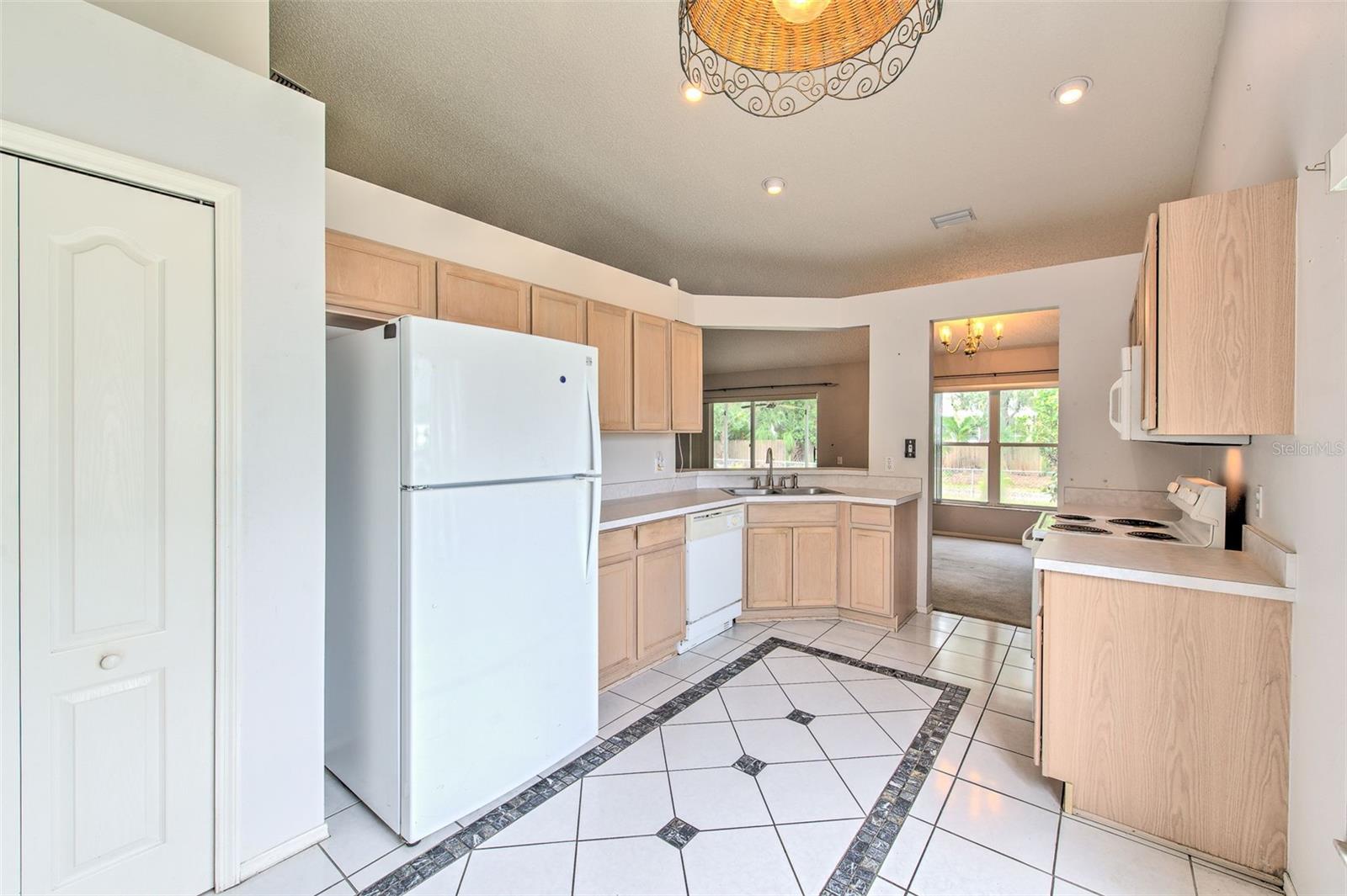 235 LAKEWAY LN — photo 10