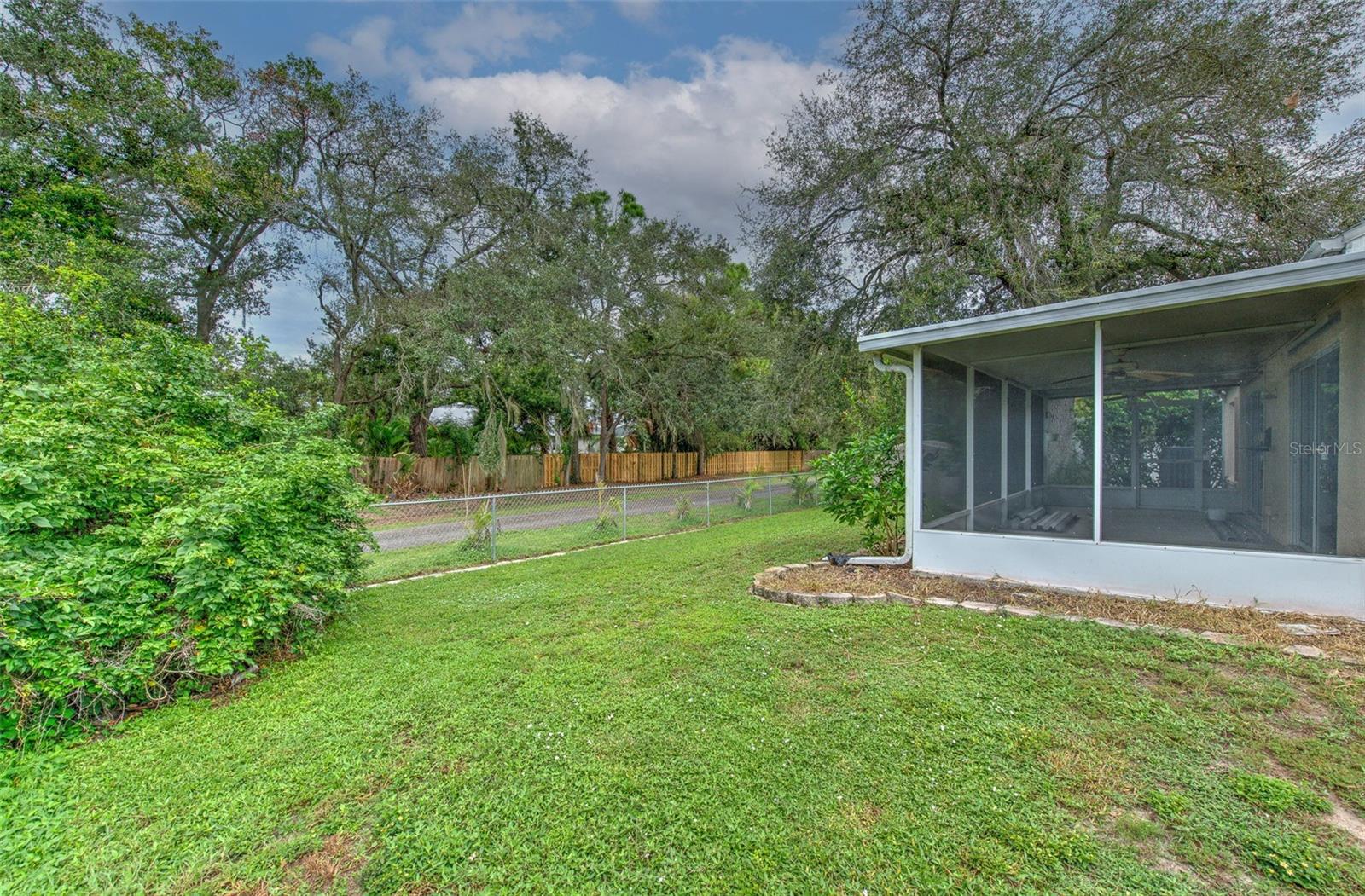 235 LAKEWAY LN — photo 26