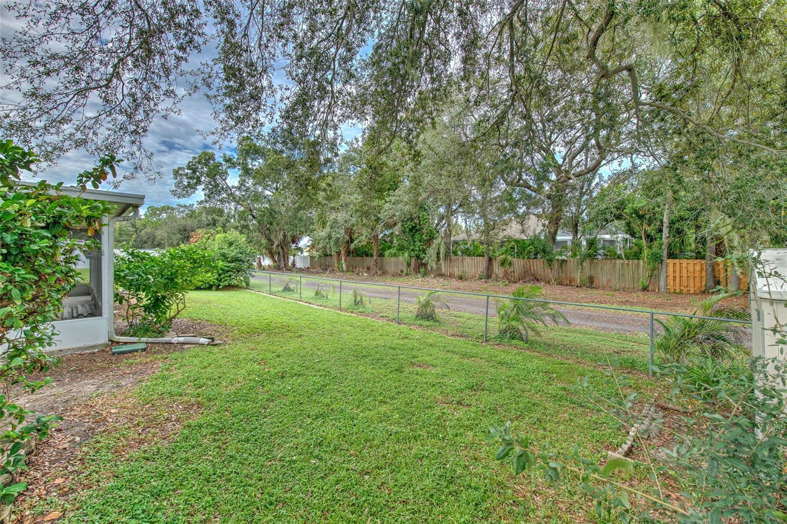 235 LAKEWAY LN — photo 29