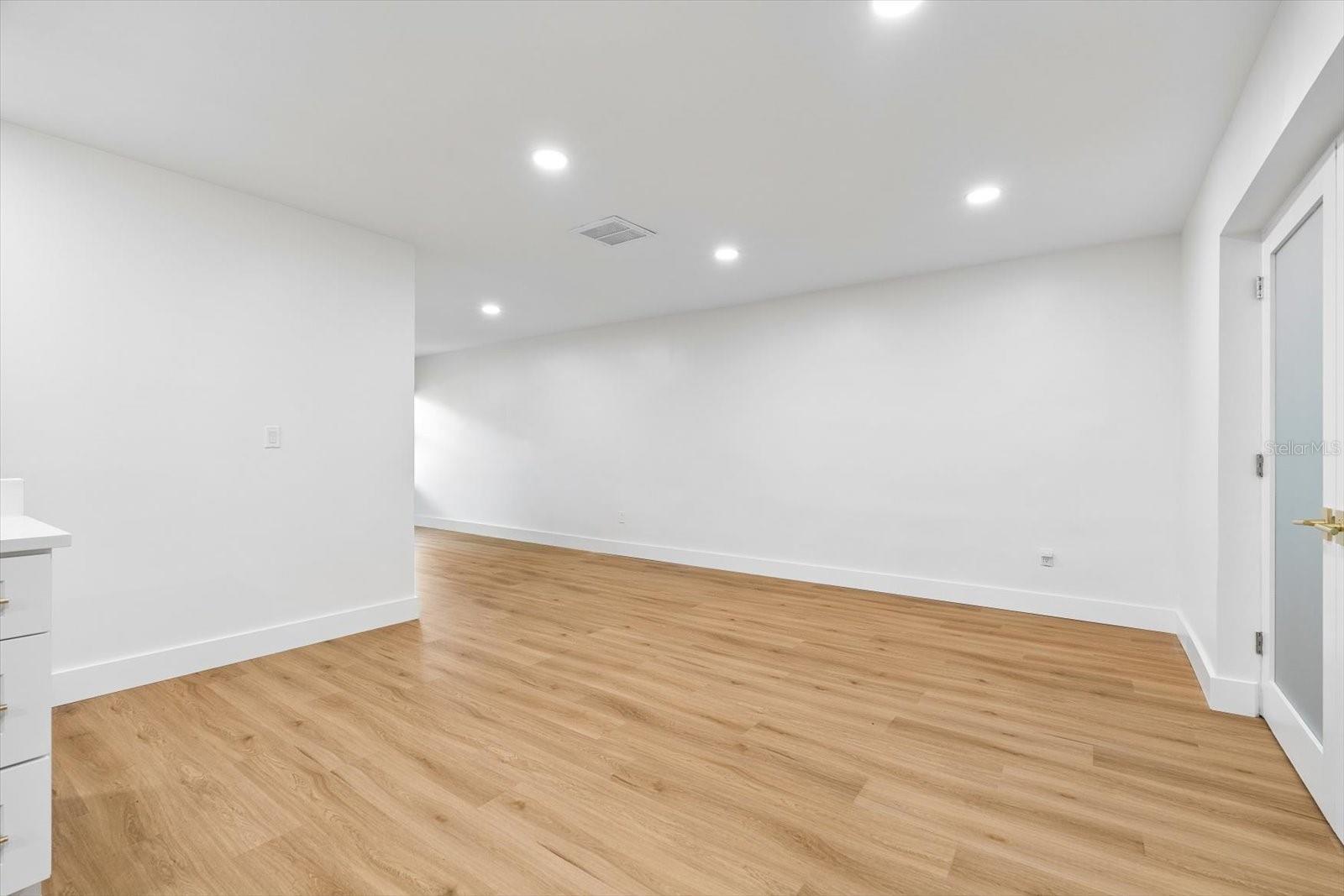 2432 INDIAN AVE — photo 7