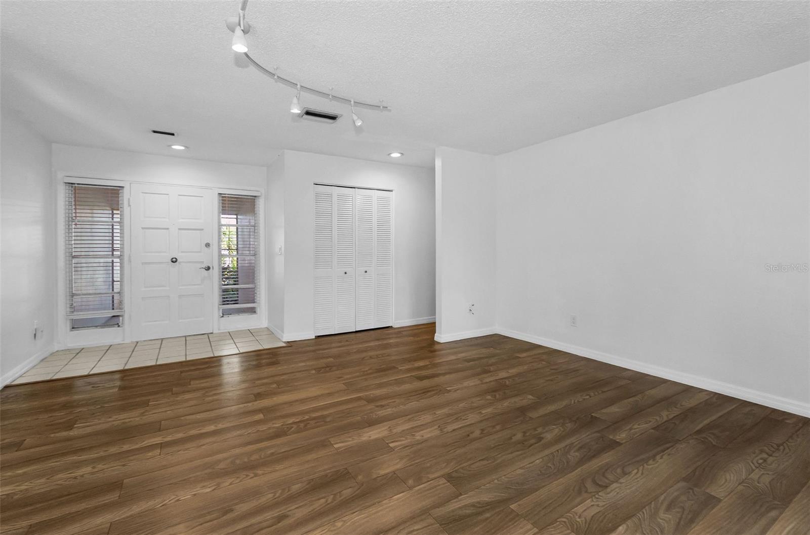 1529 E DORCHESTER DR — photo 6