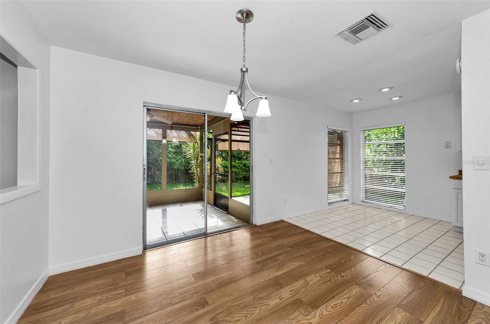 1529 E DORCHESTER DR — photo 7