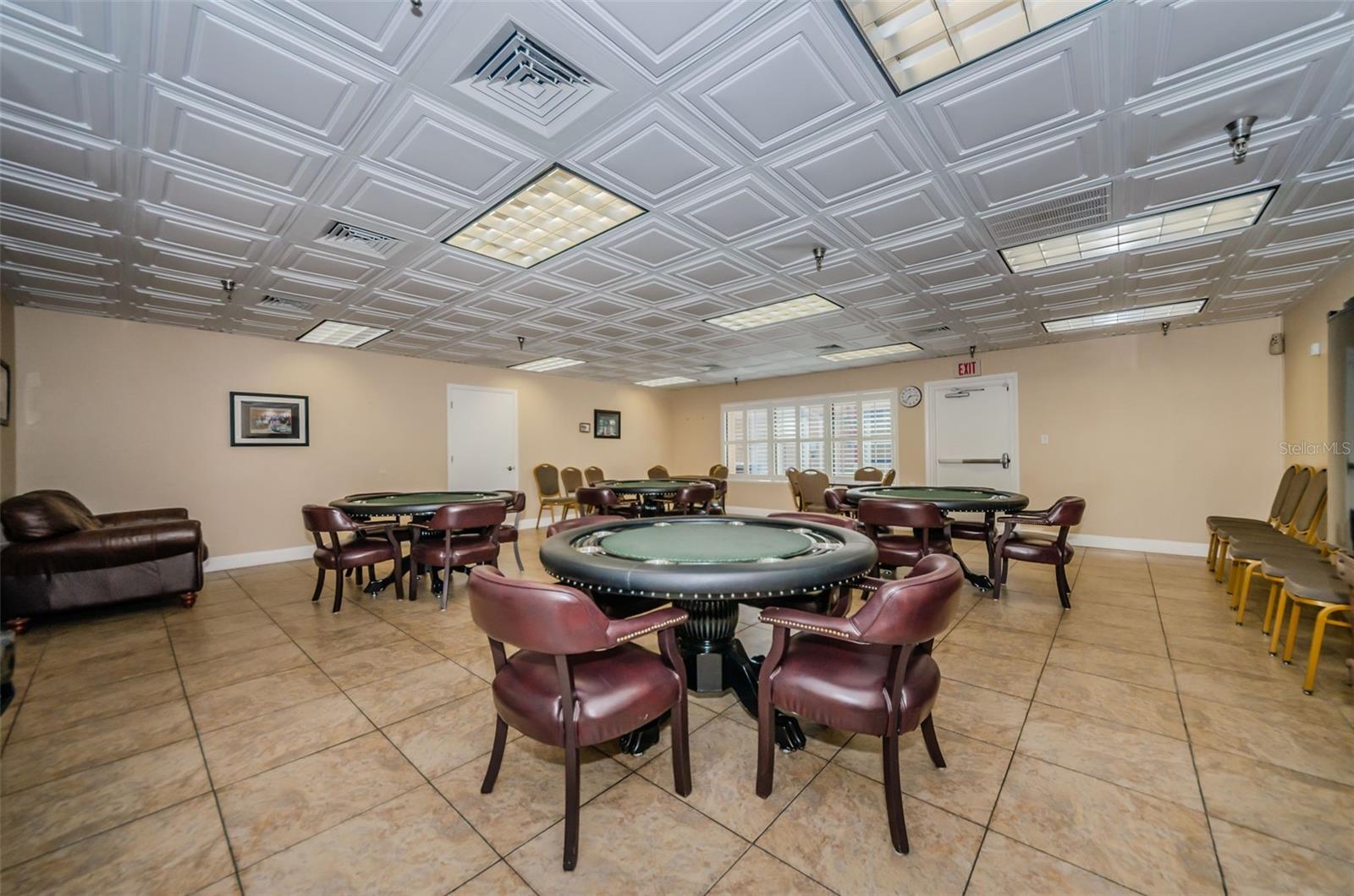 1529 E DORCHESTER DR — photo 16