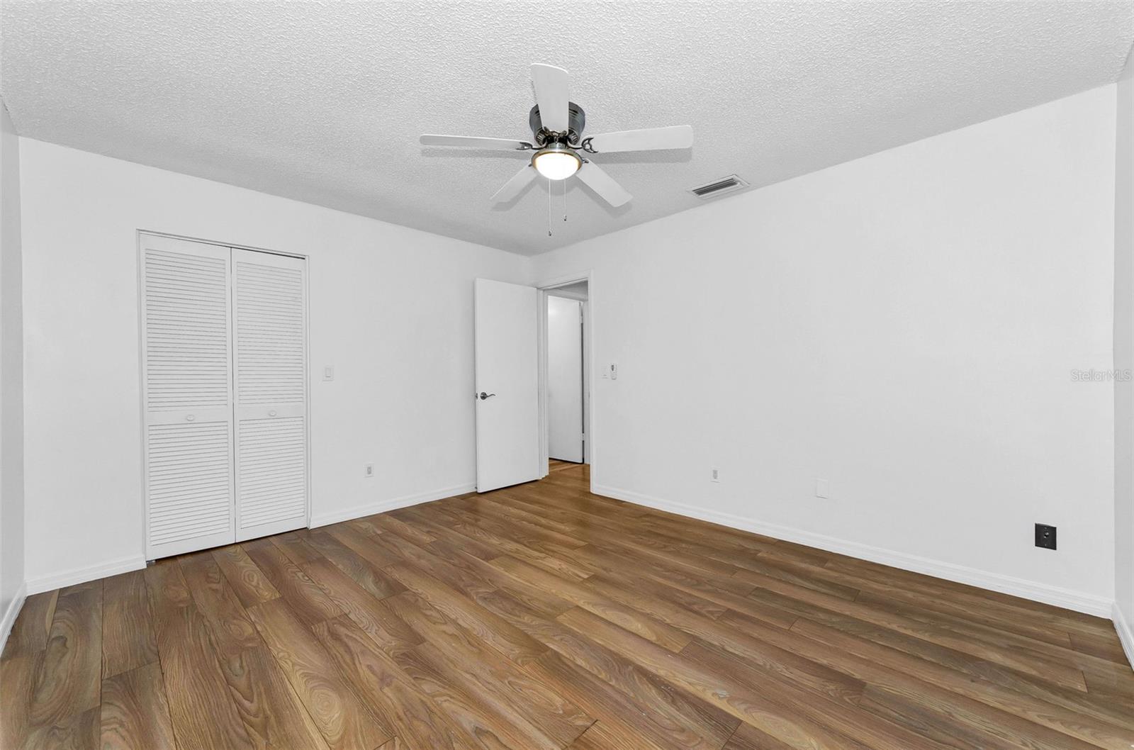 1529 E DORCHESTER DR — photo 9