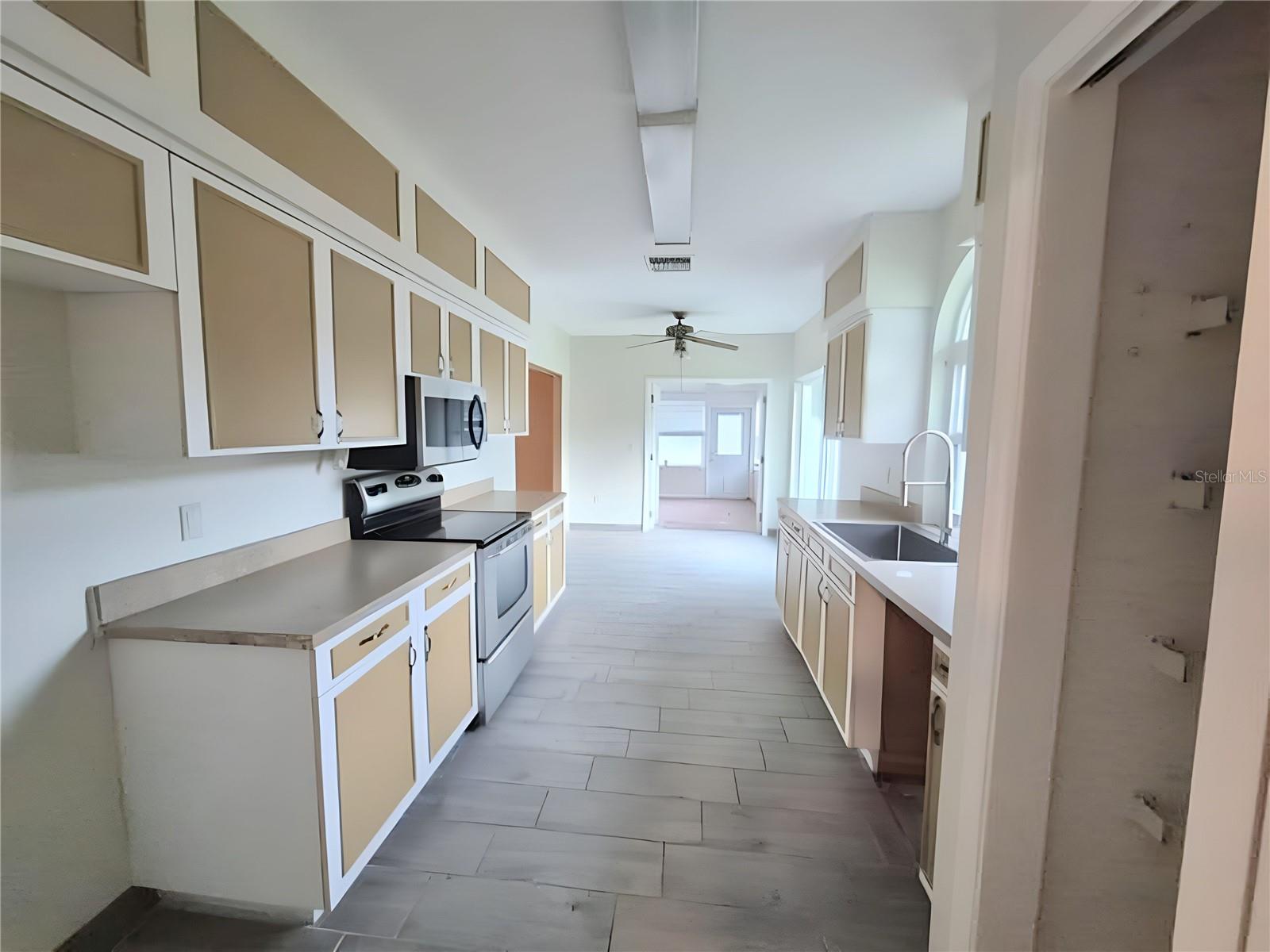 902 GREENBELT CIR — photo 7