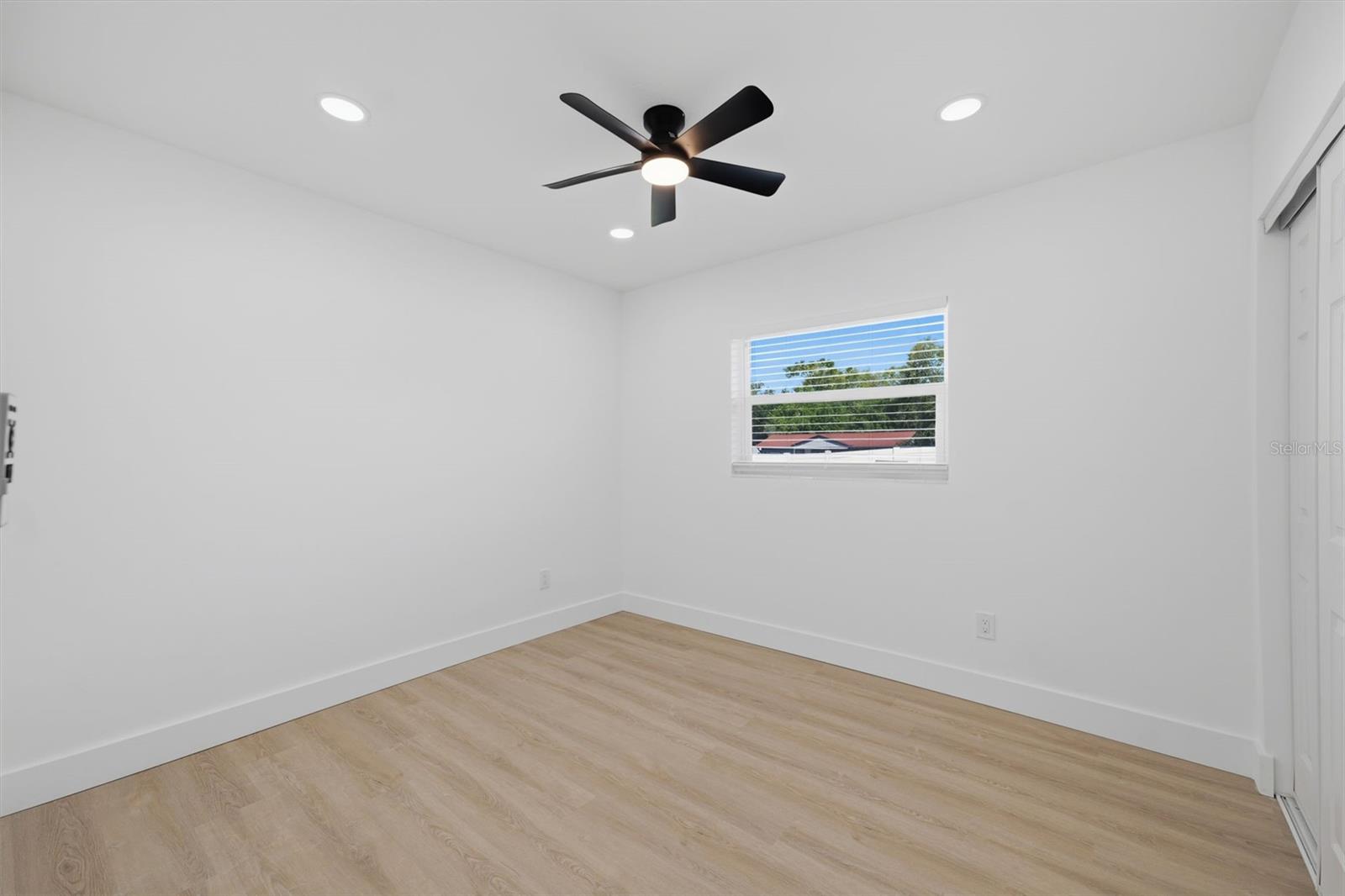 1300 S HILLCREST AVE — photo 33