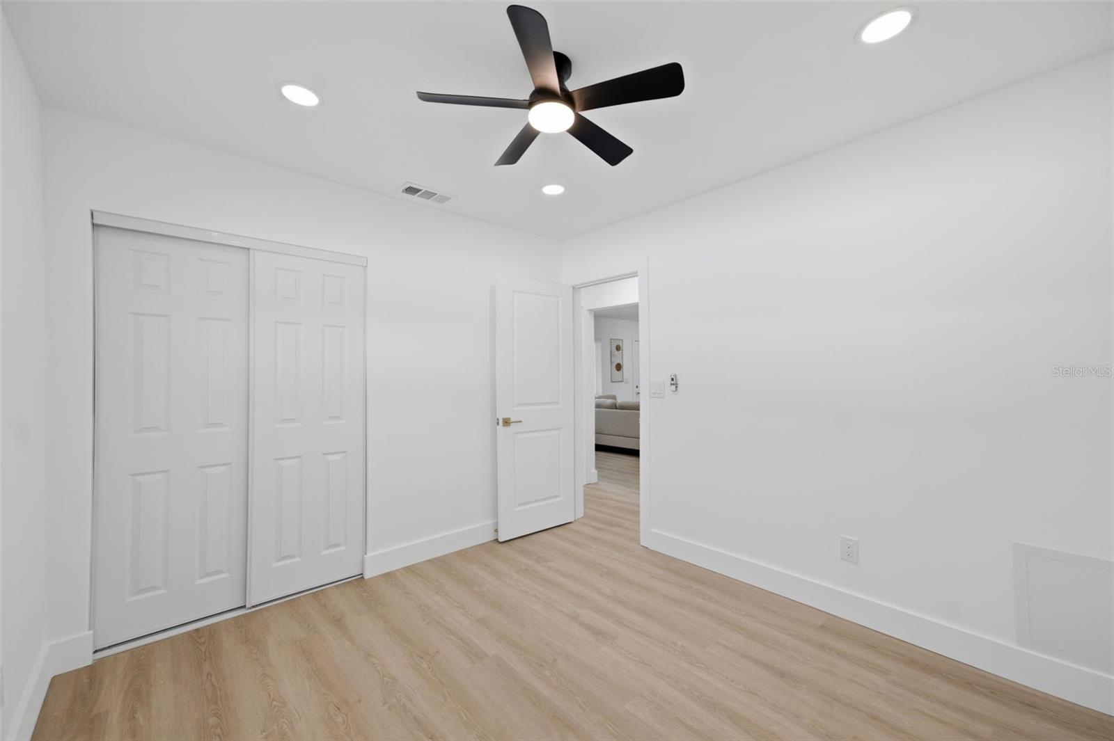 1300 S HILLCREST AVE — photo 34