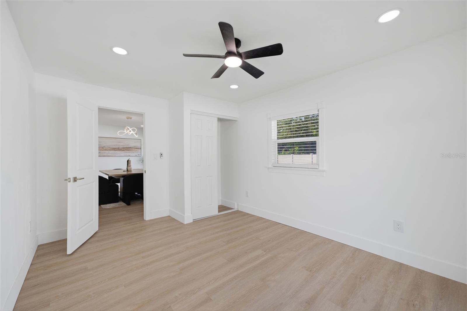 1300 S HILLCREST AVE — photo 36