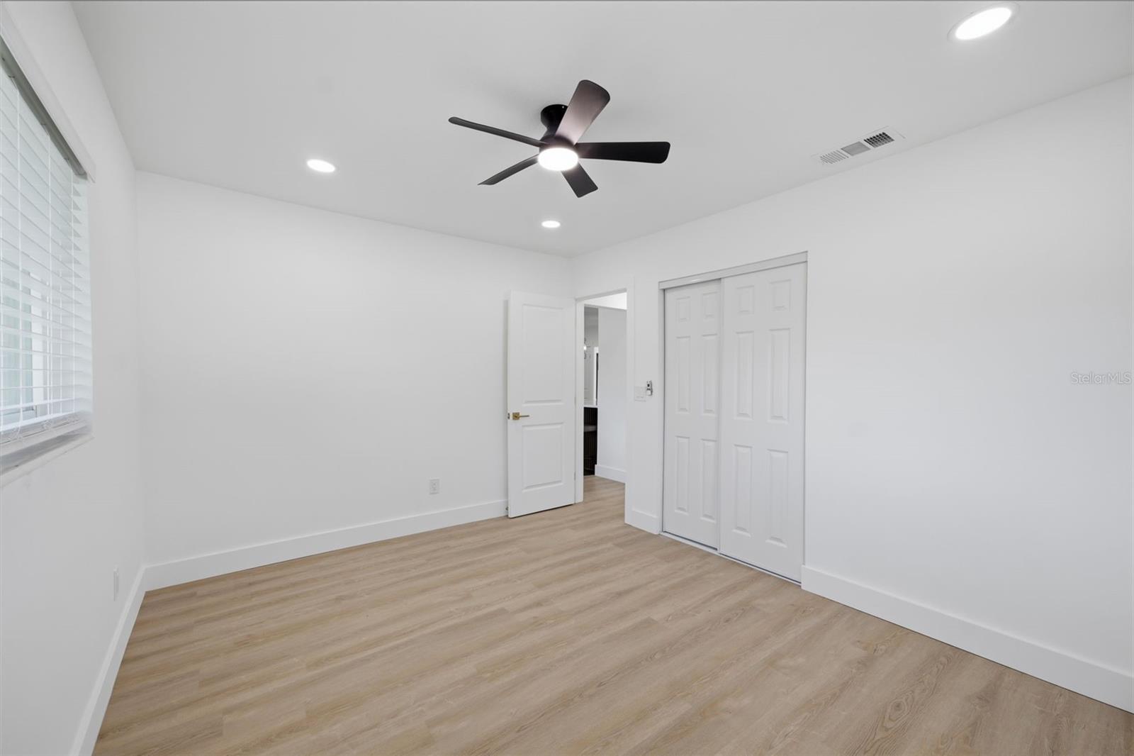 1300 S HILLCREST AVE — photo 30