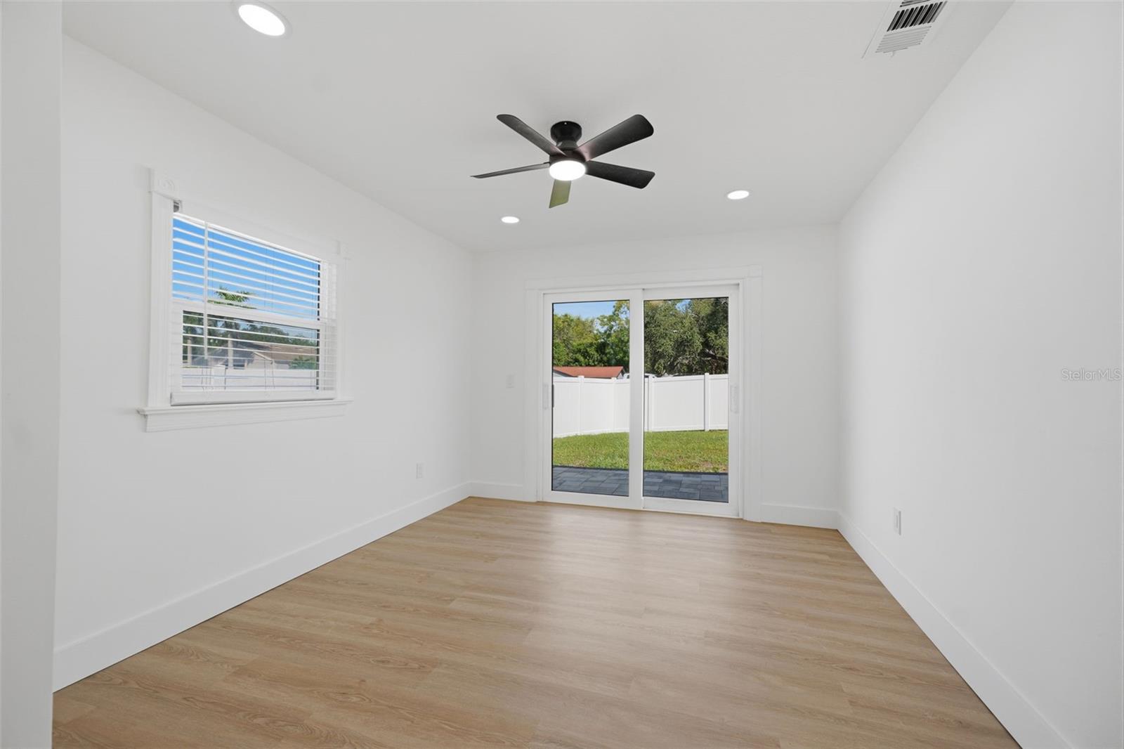1300 S HILLCREST AVE — photo 35
