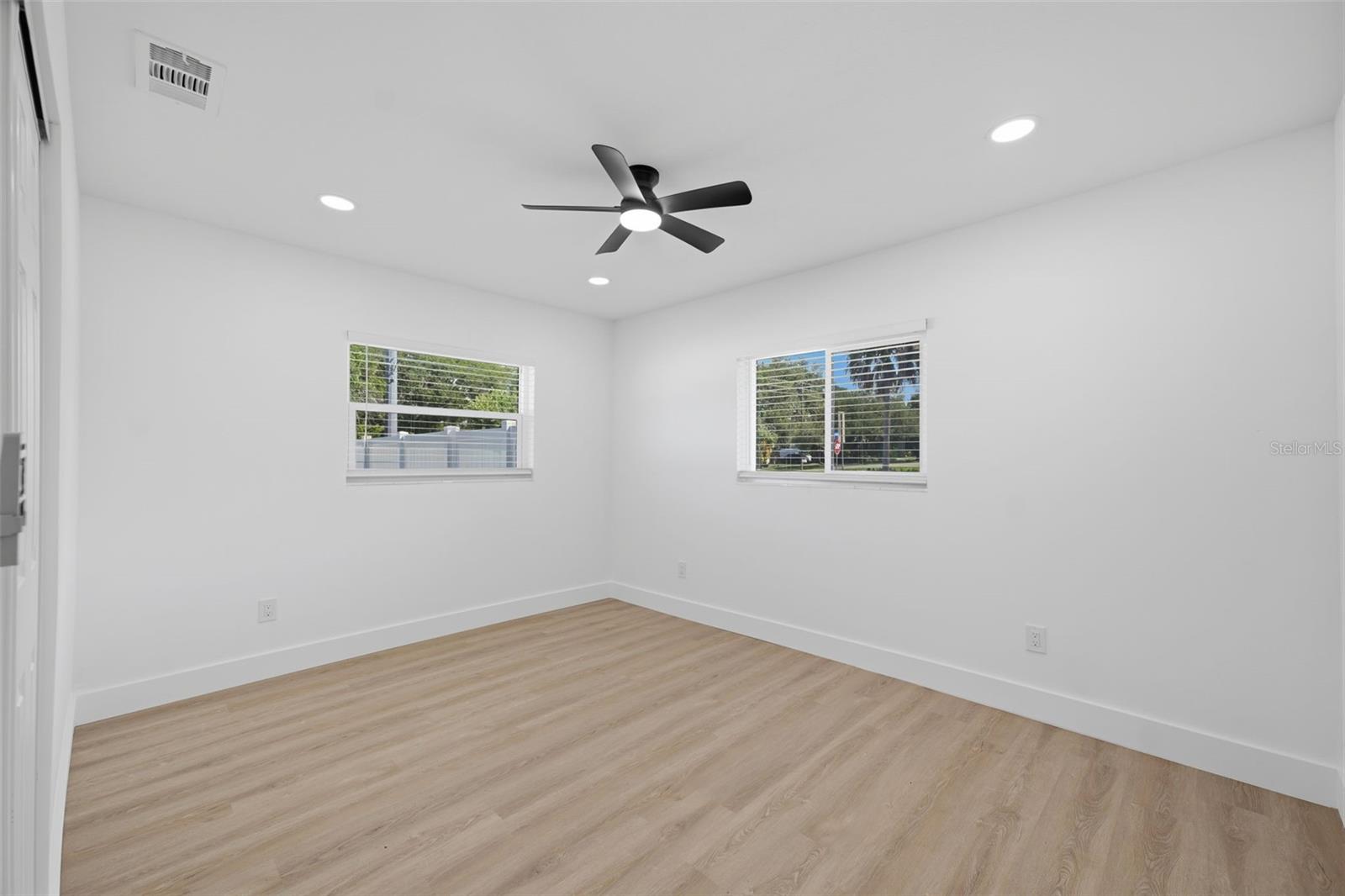 1300 S HILLCREST AVE — photo 29
