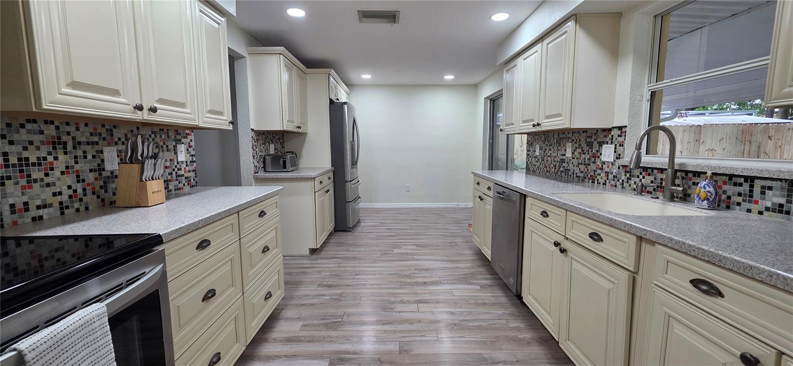 150 SUNCREST DR — photo 6