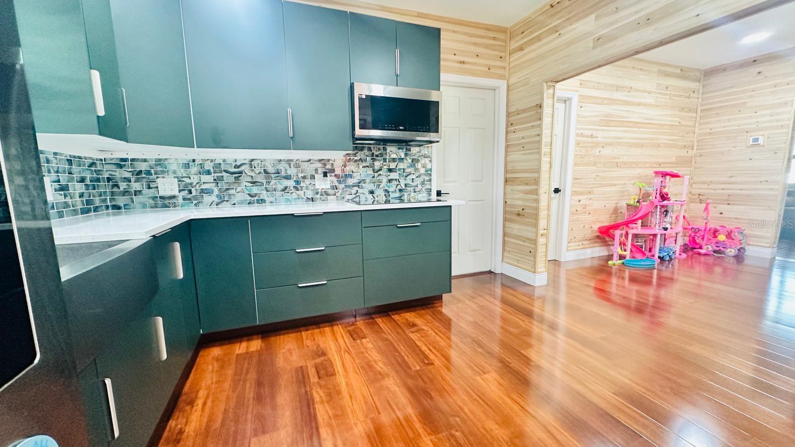 6804 BARRY RD — photo 10