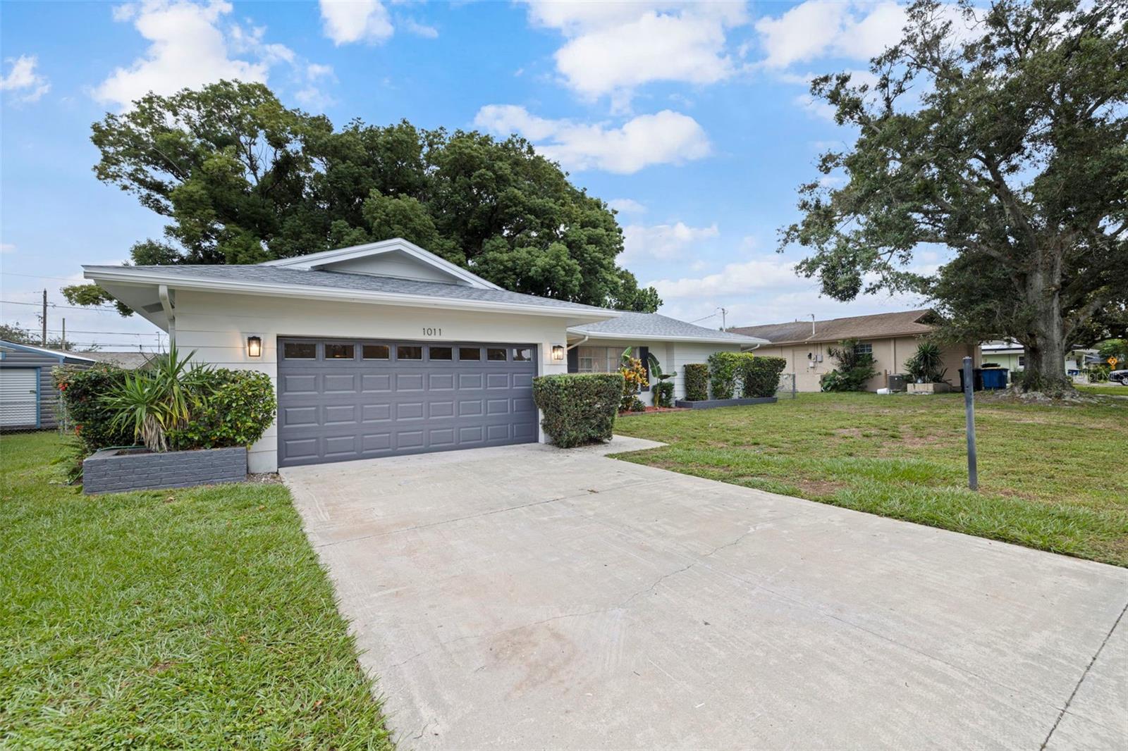 1011 MACRAE AVE — photo 3