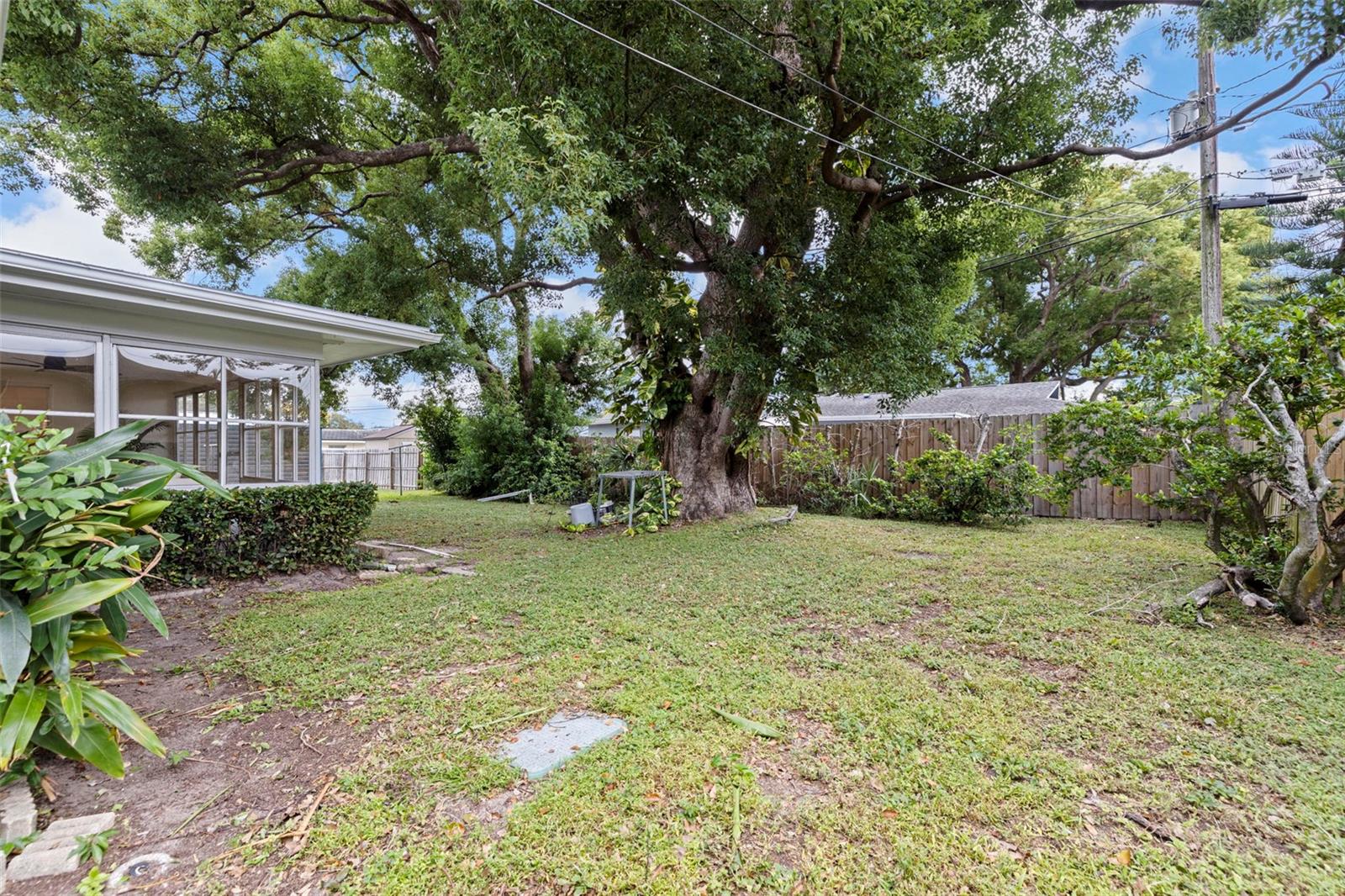 1011 MACRAE AVE — photo 32