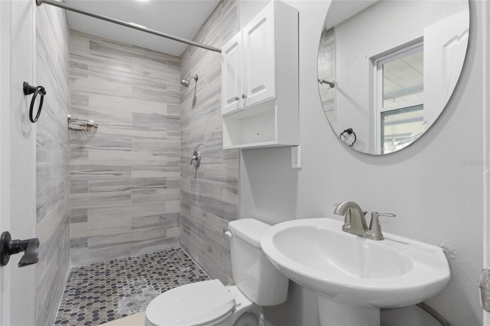 8609 CHINABERRY DR — photo 11