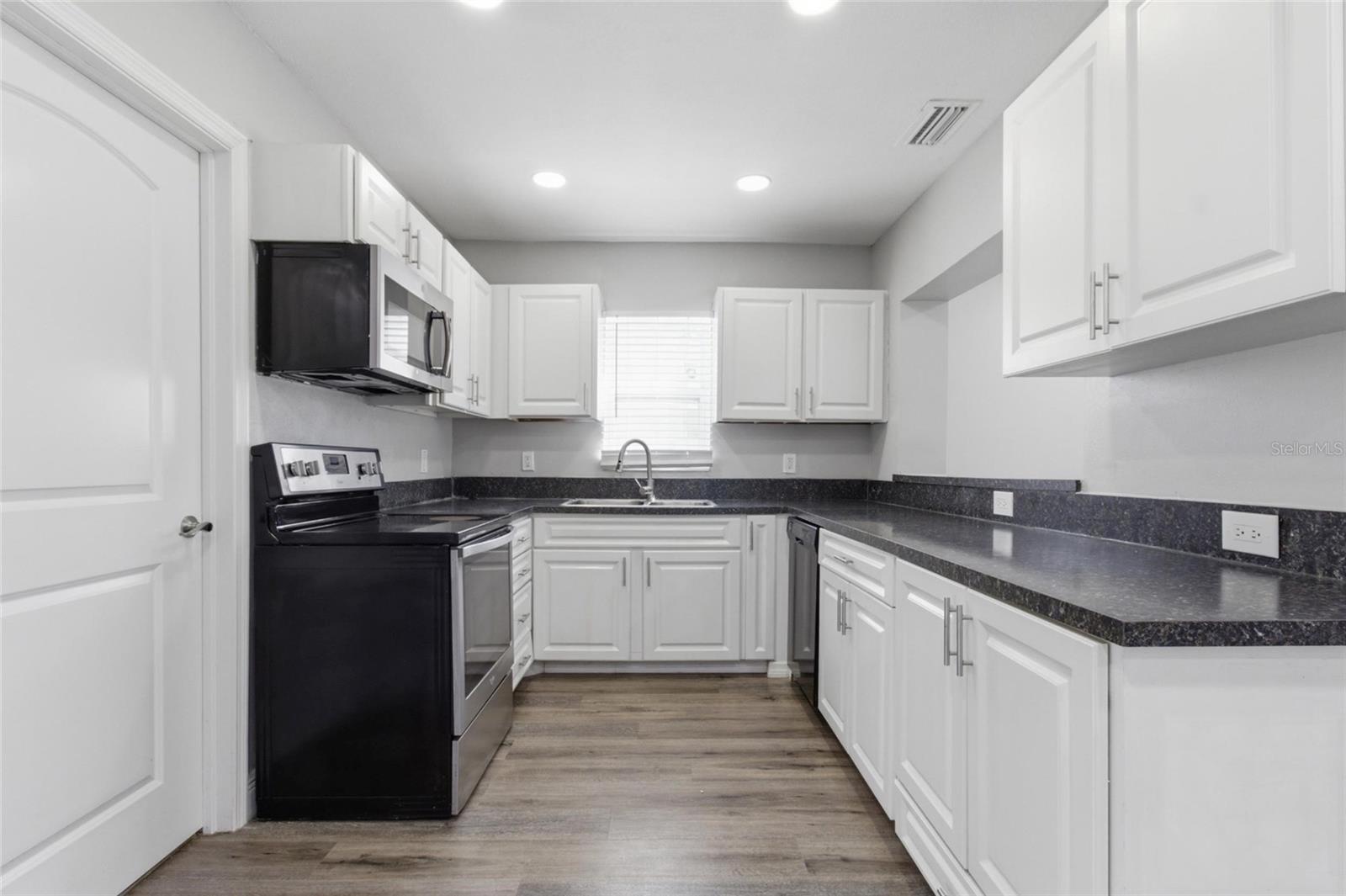 8609 CHINABERRY DR — photo 22