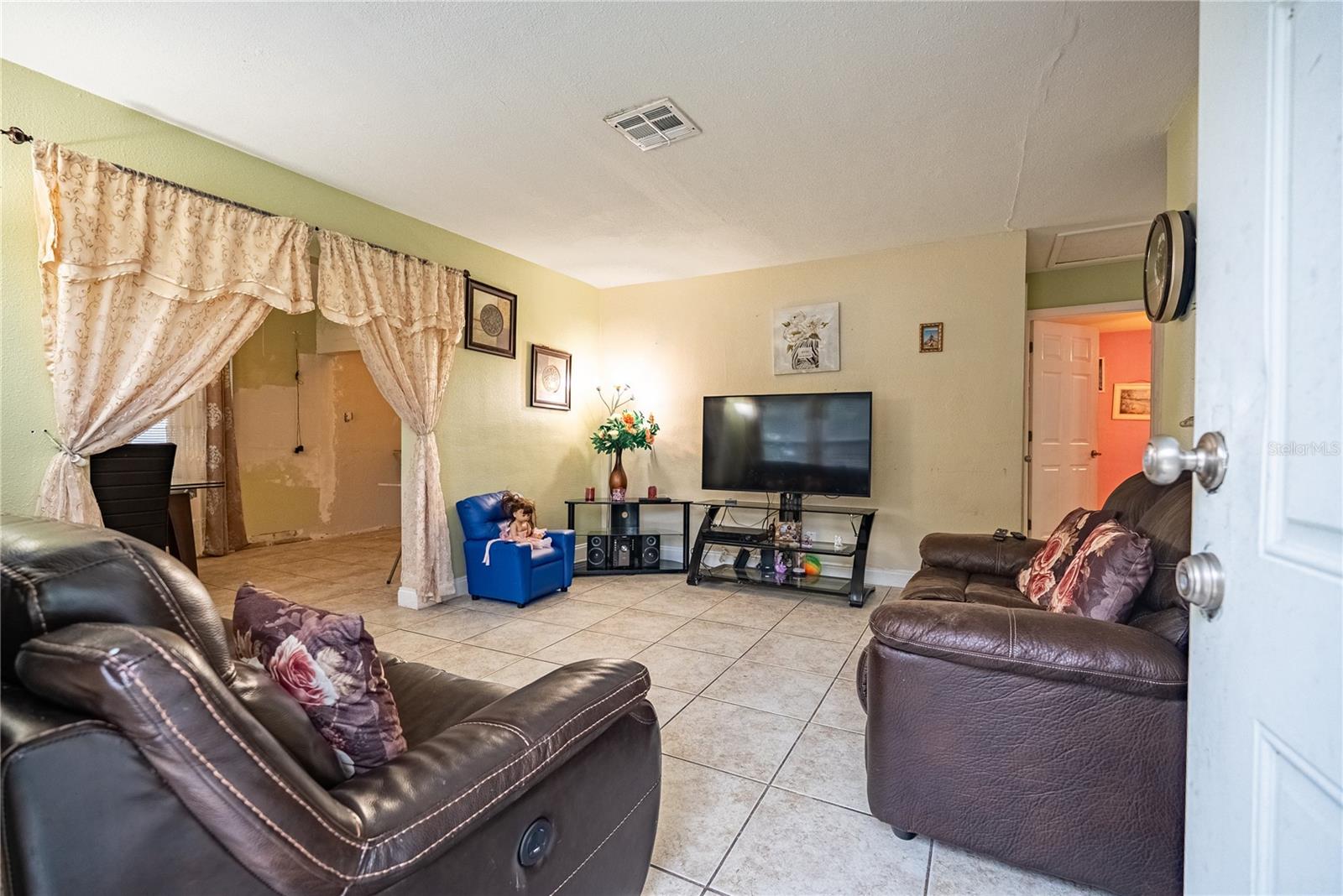 1738 W COMANCHE AVE — photo 4
