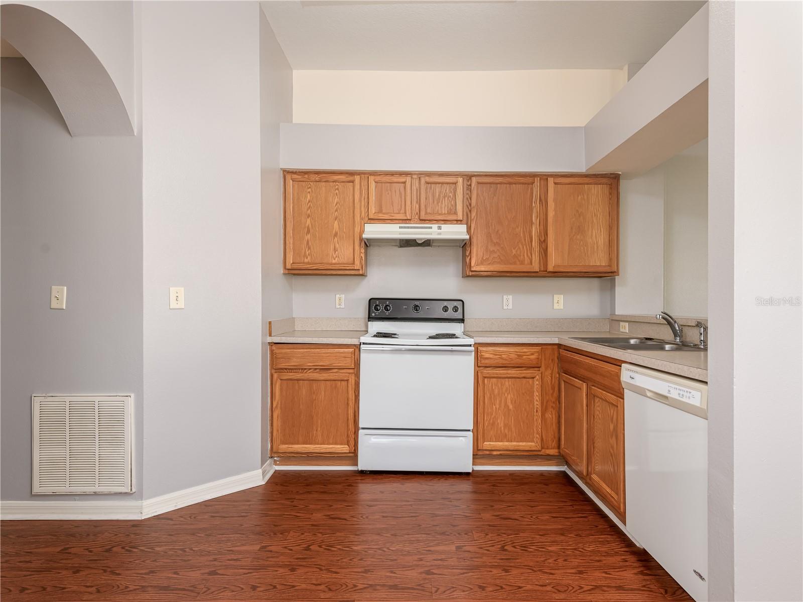 7608 MERCHANTVILLE CIR — photo 11