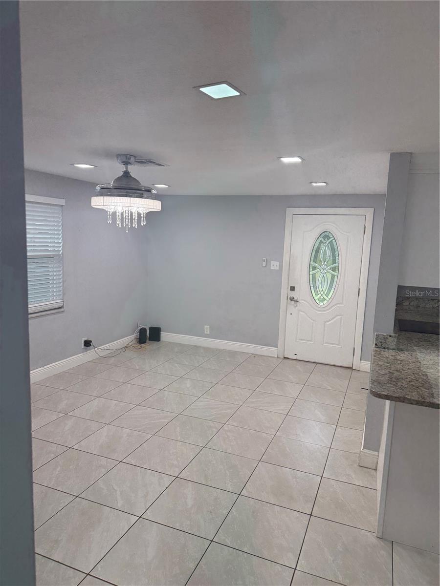 8501 N PACKWOOD AVE — photo 8