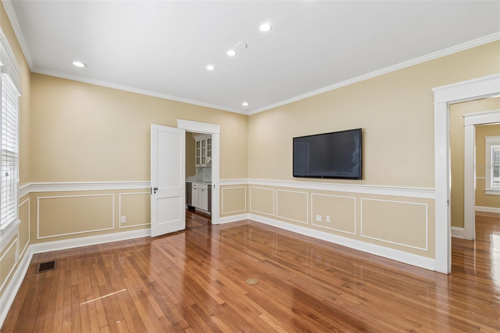 1505 S HOWARD AVE — photo 11