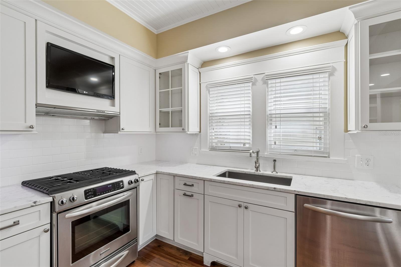 1505 S HOWARD AVE — photo 17