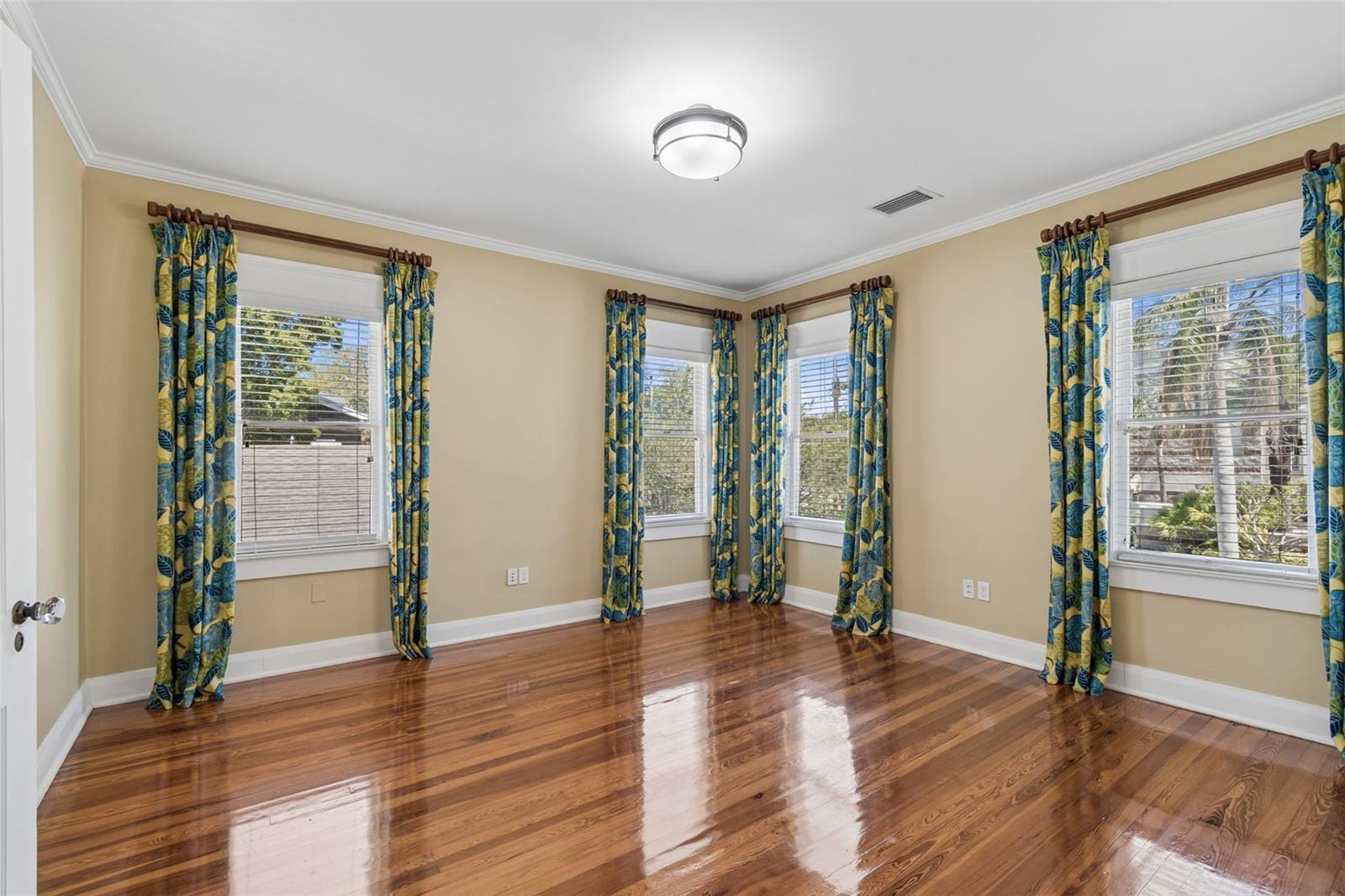 1505 S HOWARD AVE — photo 38