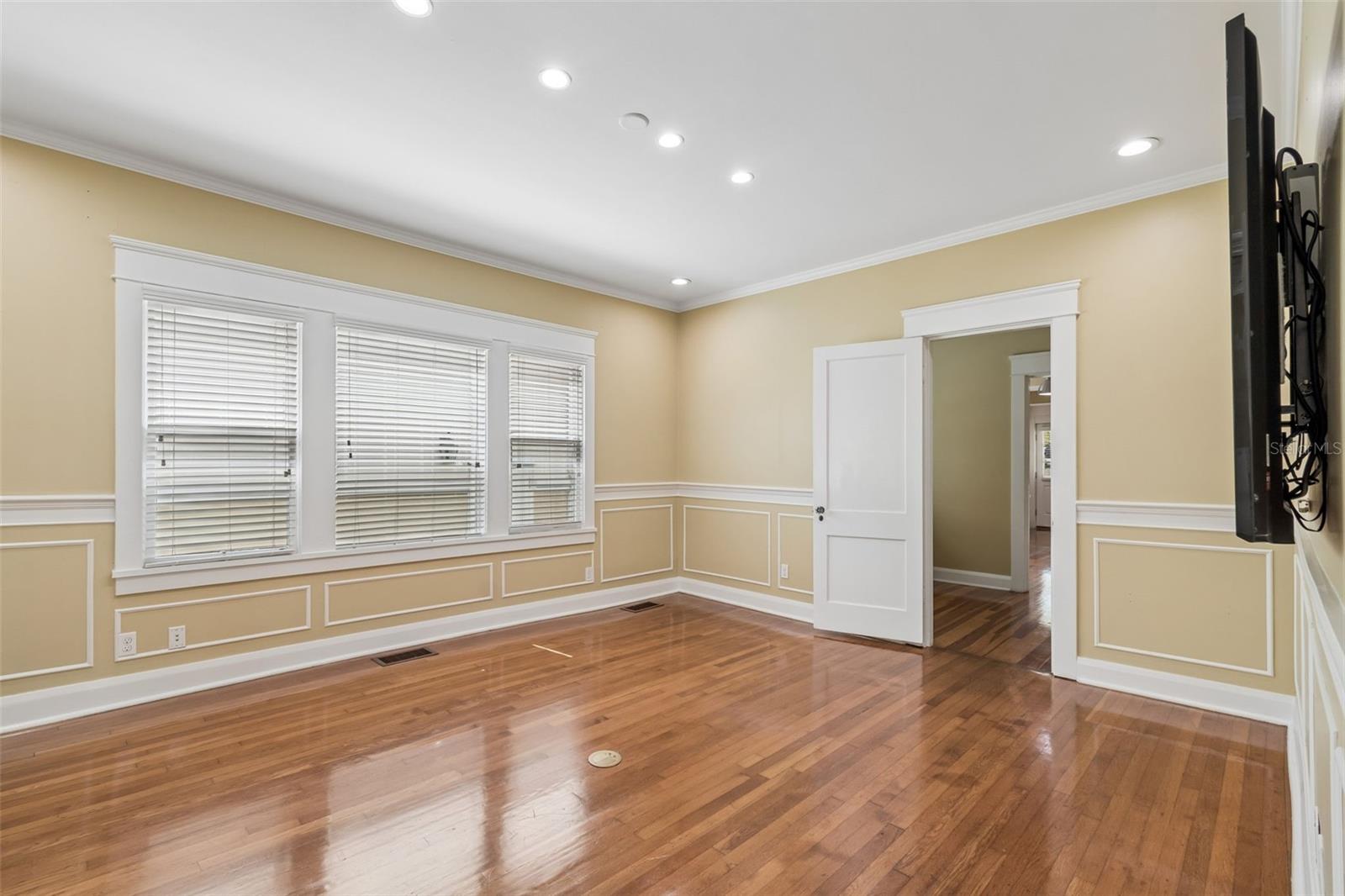 1505 S HOWARD AVE — photo 9