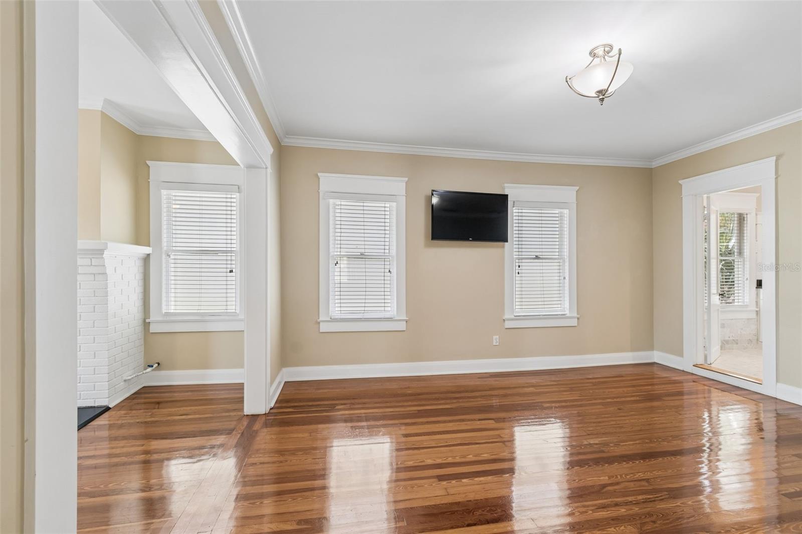 1505 S HOWARD AVE — photo 30