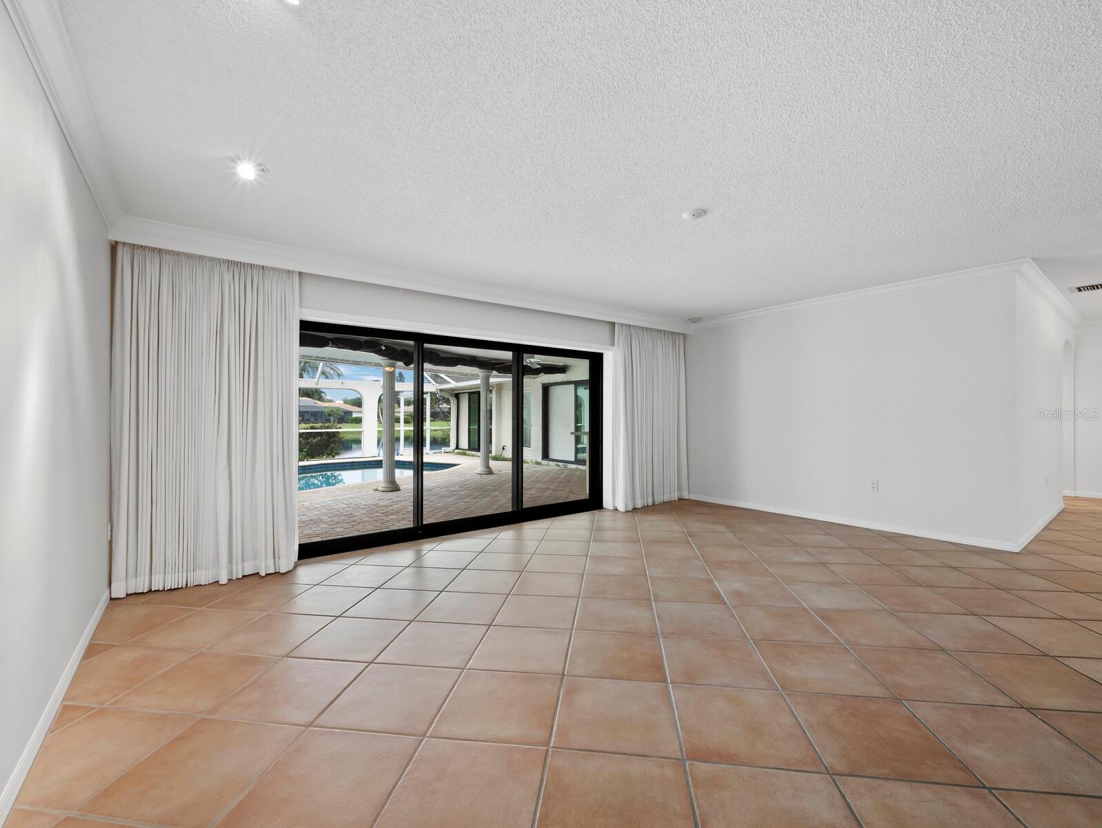 6945 COUNTRY LAKES CIR — photo 8